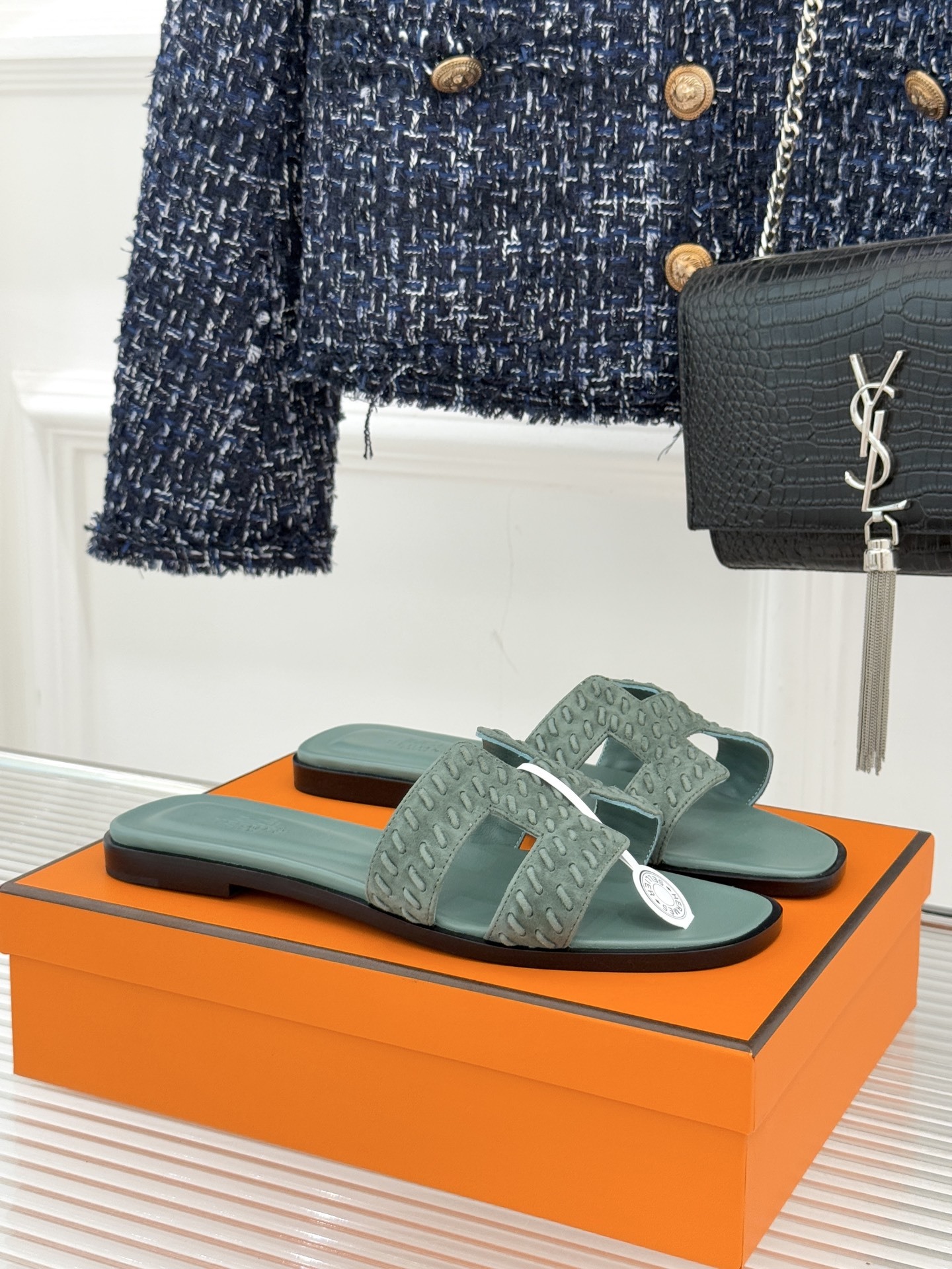 顶版 Hermès/爱马仕万年经典平底粗跟H拖将简约美学与极致工艺完美融合。粗跟设计 赋予你恰到好处的高