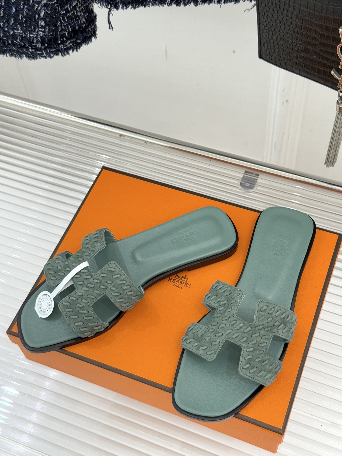 顶版 Hermès/爱马仕万年经典平底粗跟H拖将简约美学与极致工艺完美融合。粗跟设计 赋予你恰到好处的高