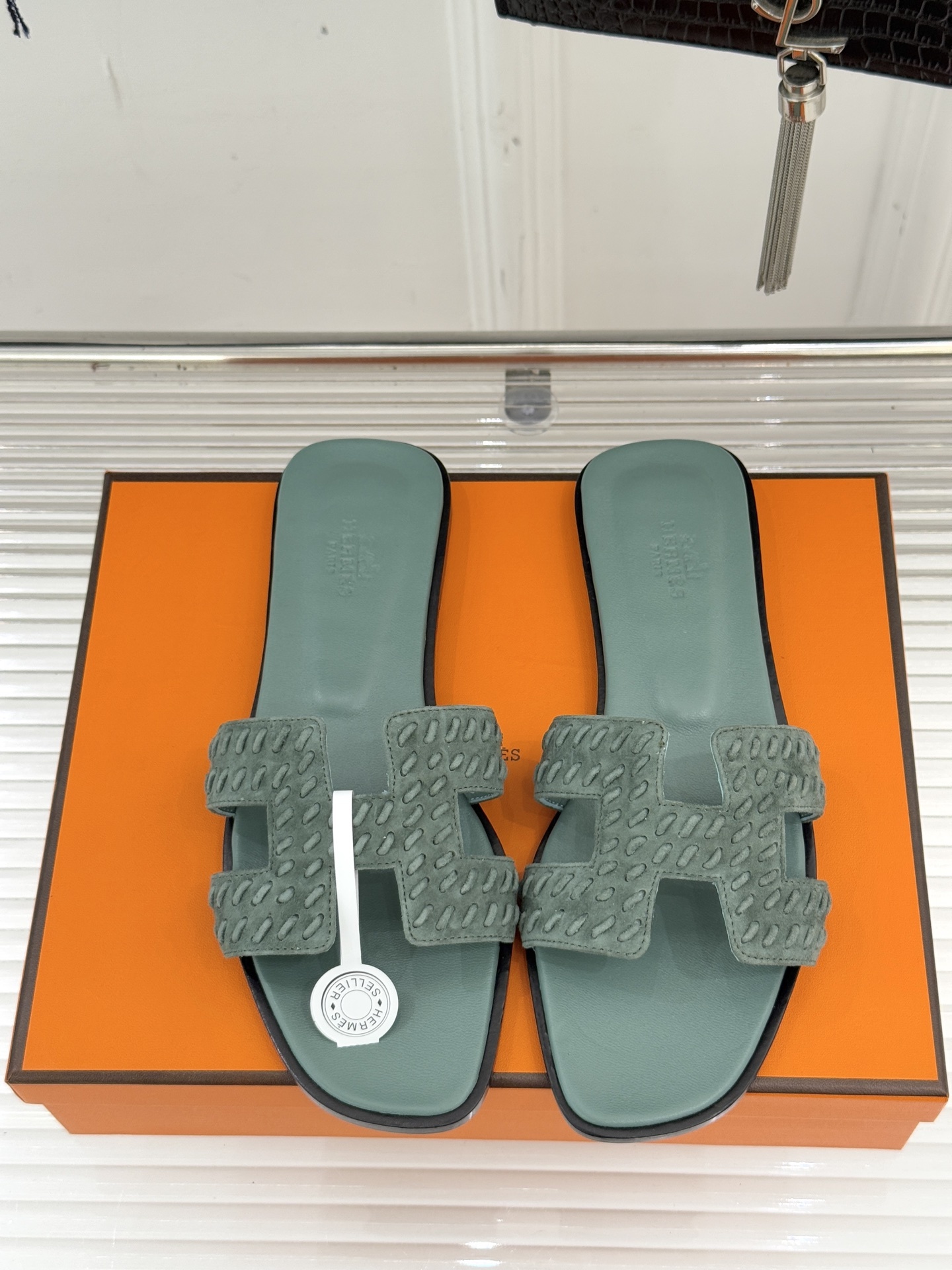 顶版 Hermès/爱马仕万年经典平底粗跟H拖将简约美学与极致工艺完美融合。粗跟设计 赋予你恰到好处的高