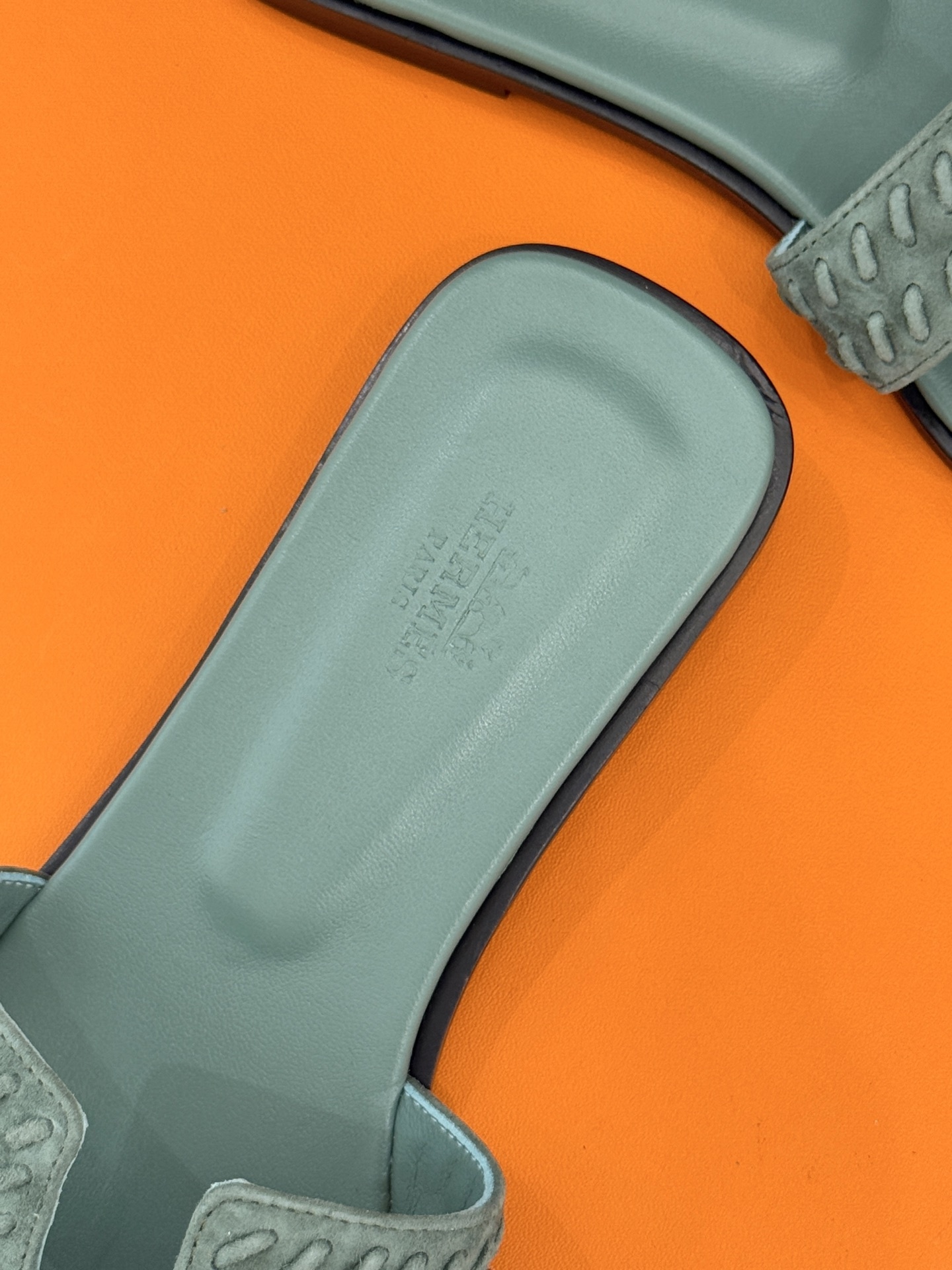 顶版 Hermès/爱马仕万年经典平底粗跟H拖将简约美学与极致工艺完美融合。粗跟设计 赋予你恰到好处的高
