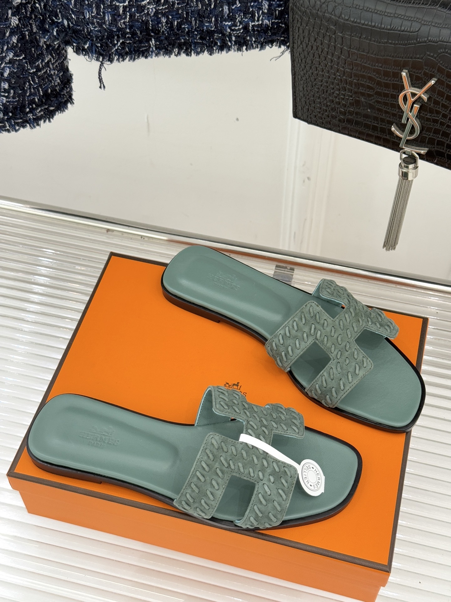 顶版 Hermès/爱马仕万年经典平底粗跟H拖将简约美学与极致工艺完美融合。粗跟设计 赋予你恰到好处的高