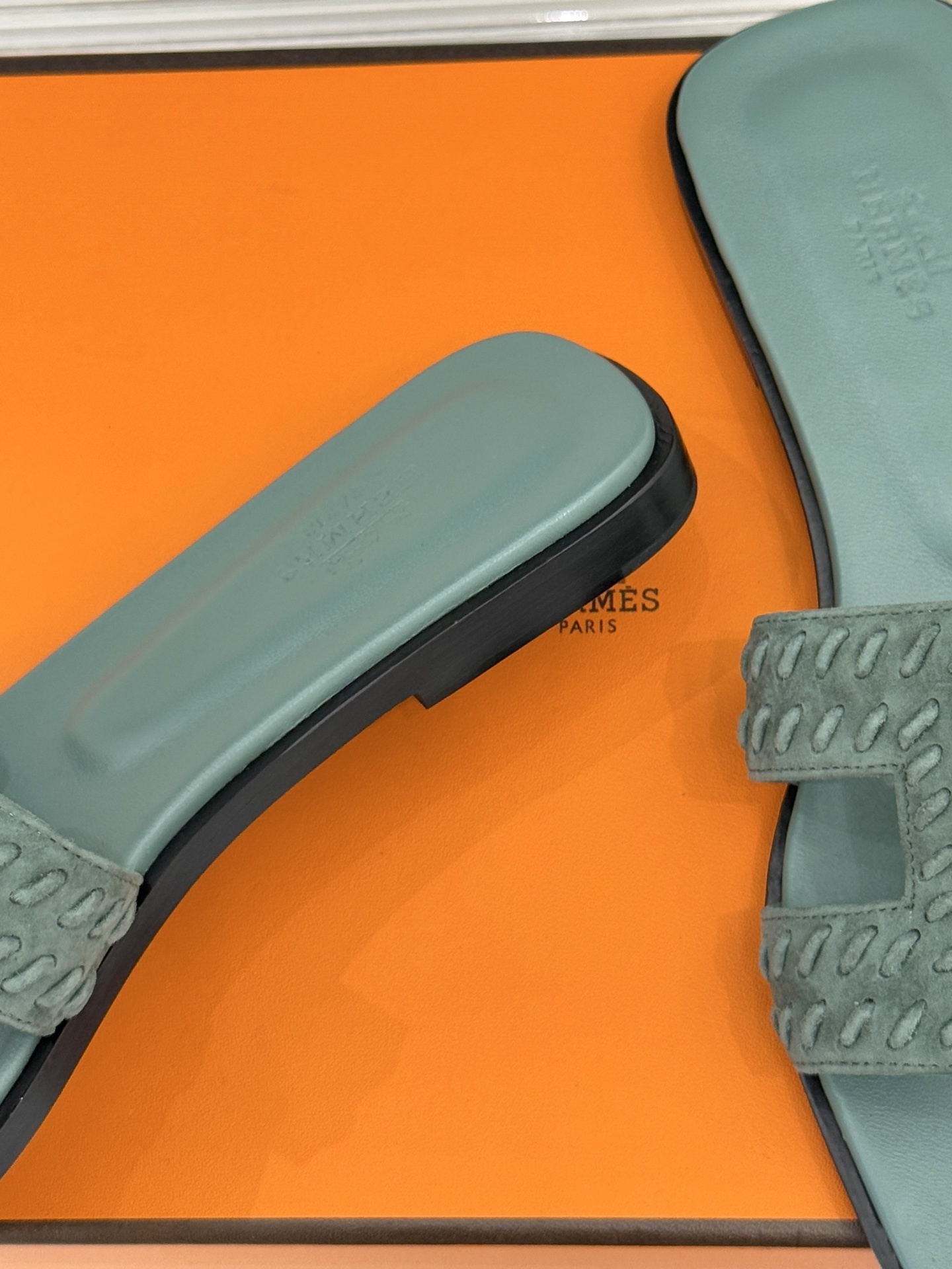 顶版 Hermès/爱马仕万年经典平底粗跟H拖将简约美学与极致工艺完美融合。粗跟设计 赋予你恰到好处的高