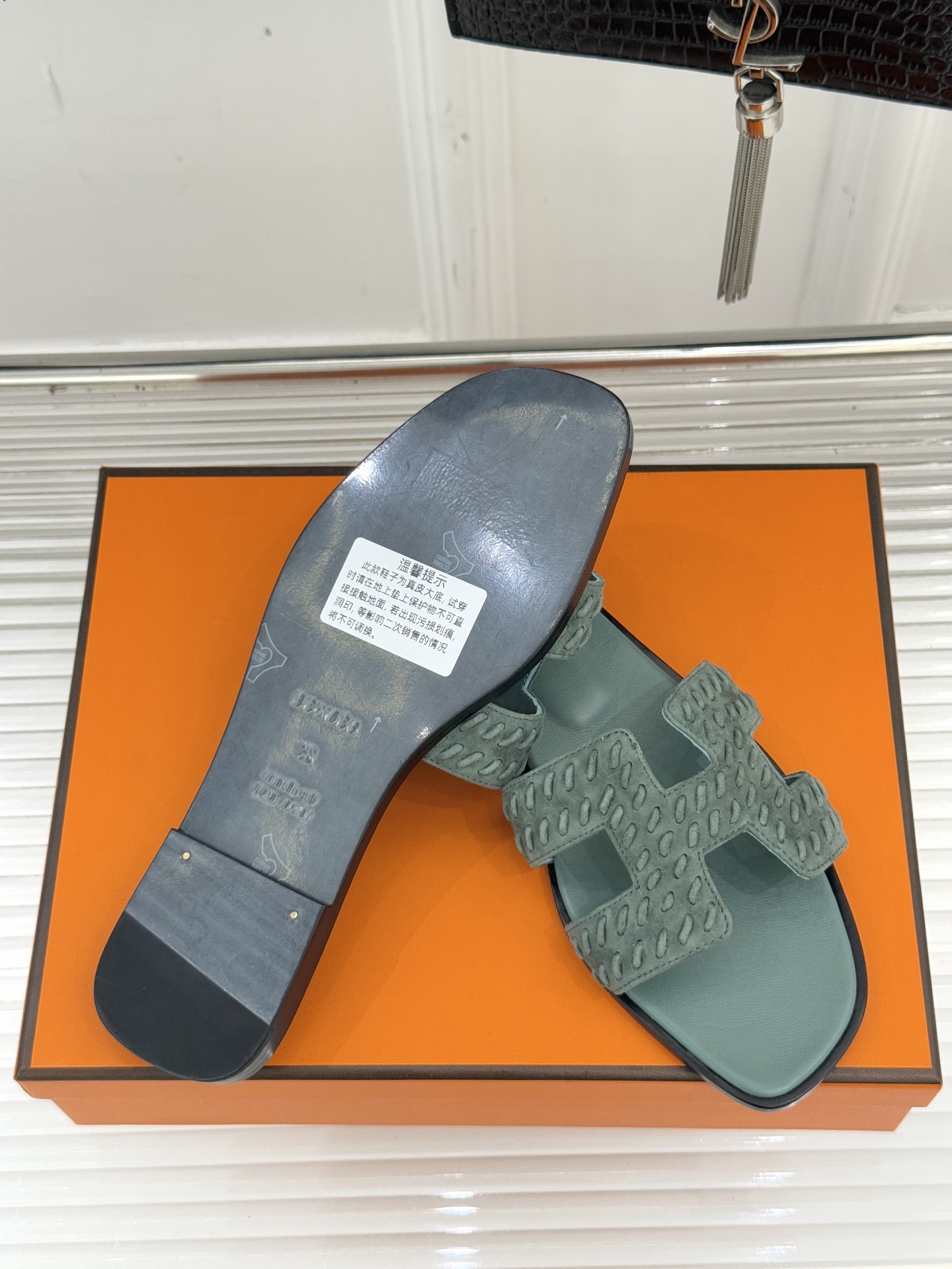 顶版 Hermès/爱马仕万年经典平底粗跟H拖将简约美学与极致工艺完美融合。粗跟设计 赋予你恰到好处的高