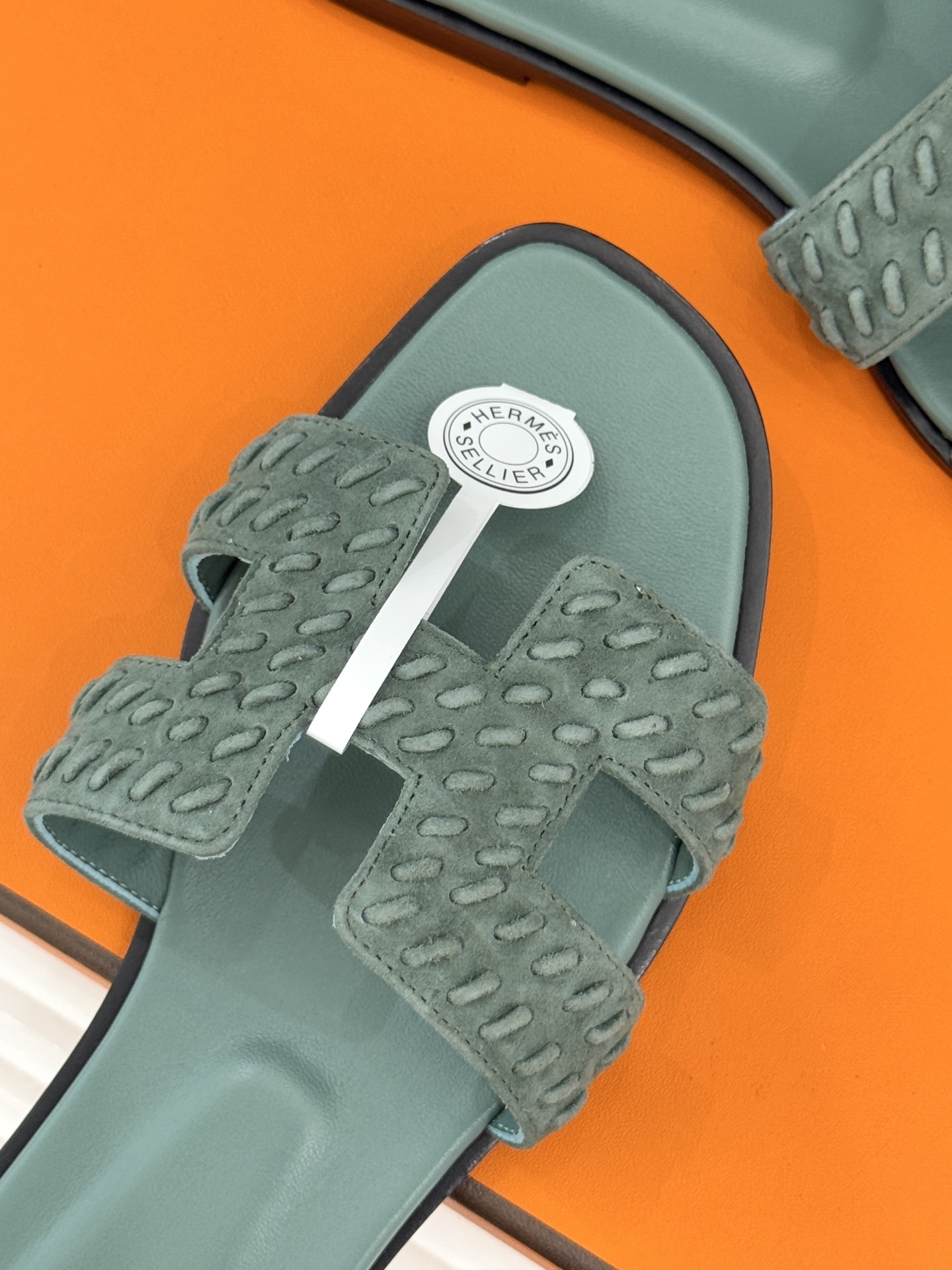 顶版 Hermès/爱马仕万年经典平底粗跟H拖将简约美学与极致工艺完美融合。粗跟设计 赋予你恰到好处的高