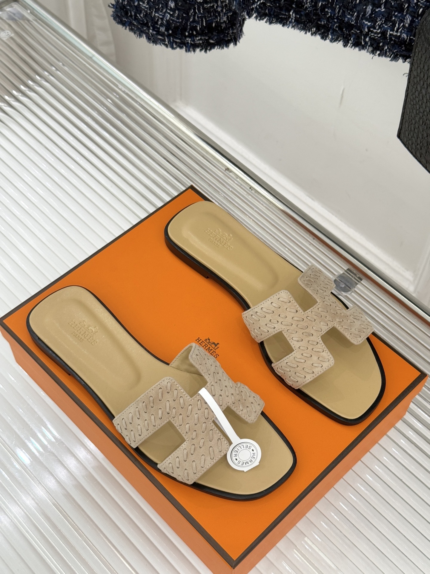 顶版 Hermès/爱马仕万年经典平底粗跟H拖将简约美学与极致工艺完美融合。粗跟设计 赋予你恰到好处的高