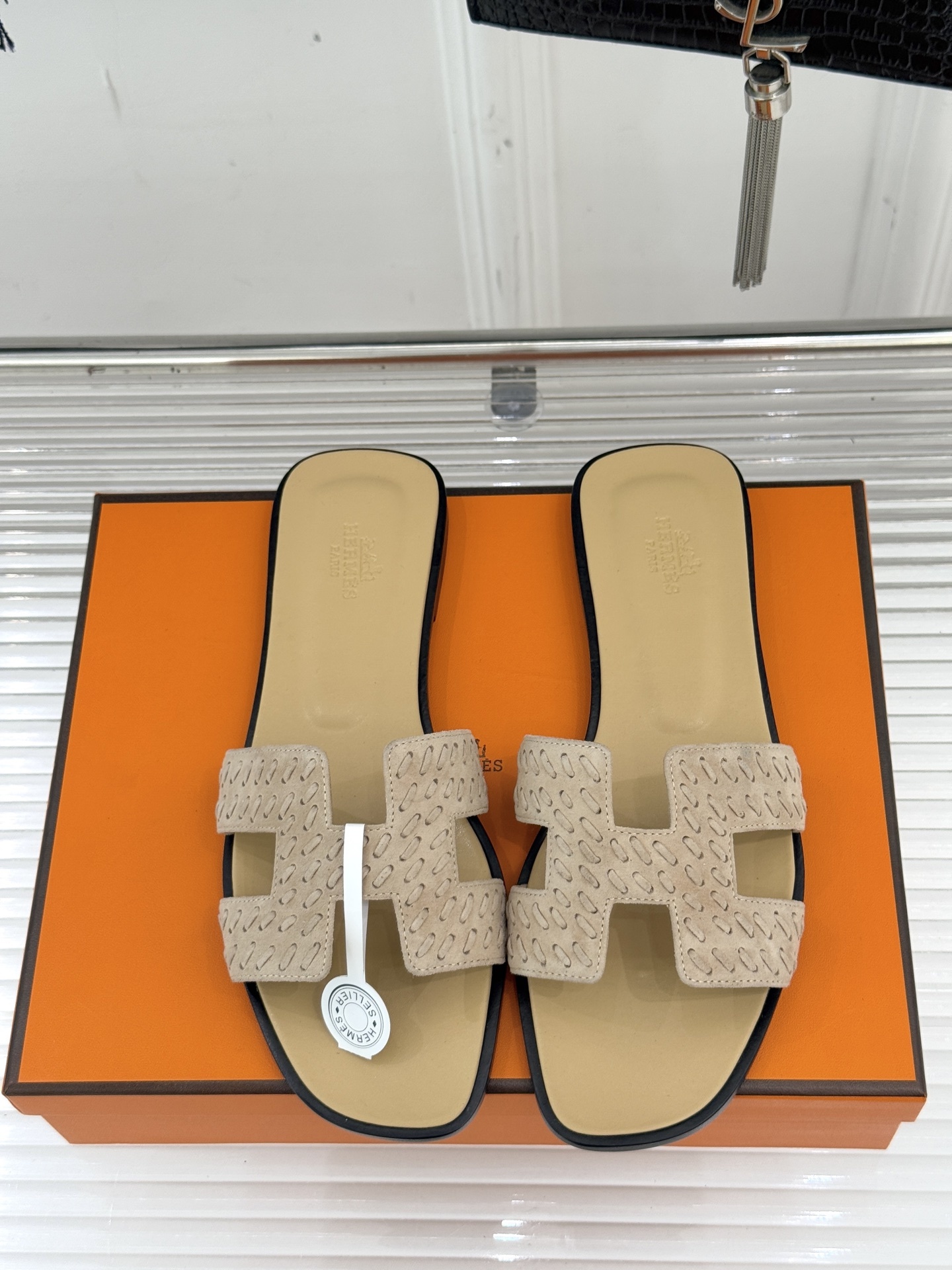 顶版 Hermès/爱马仕万年经典平底粗跟H拖将简约美学与极致工艺完美融合。粗跟设计 赋予你恰到好处的高