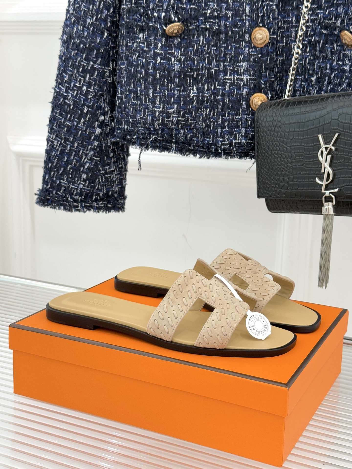 顶版 Hermès/爱马仕万年经典平底粗跟H拖将简约美学与极致工艺完美融合。粗跟设计 赋予你恰到好处的高