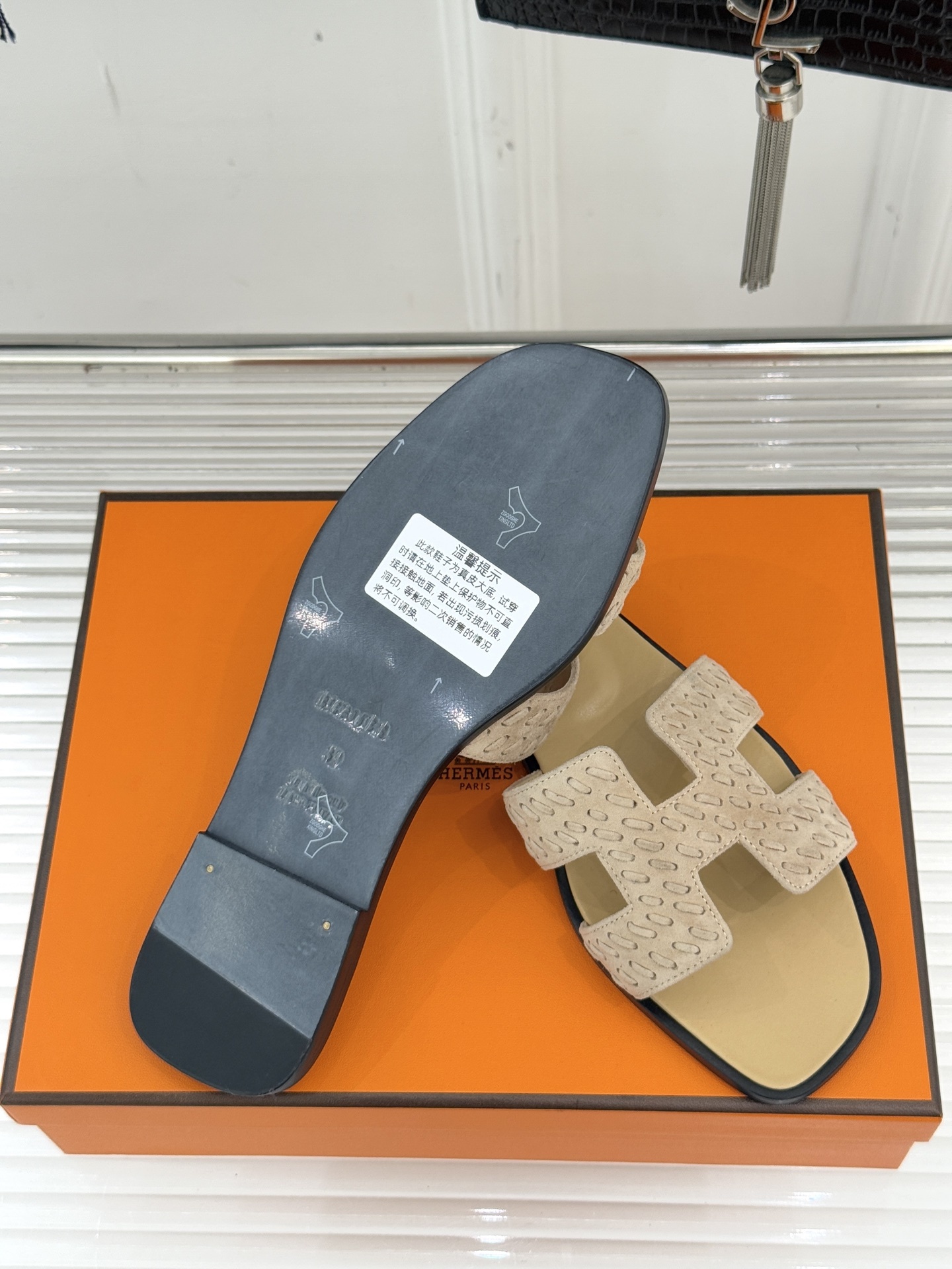 顶版 Hermès/爱马仕万年经典平底粗跟H拖将简约美学与极致工艺完美融合。粗跟设计 赋予你恰到好处的高