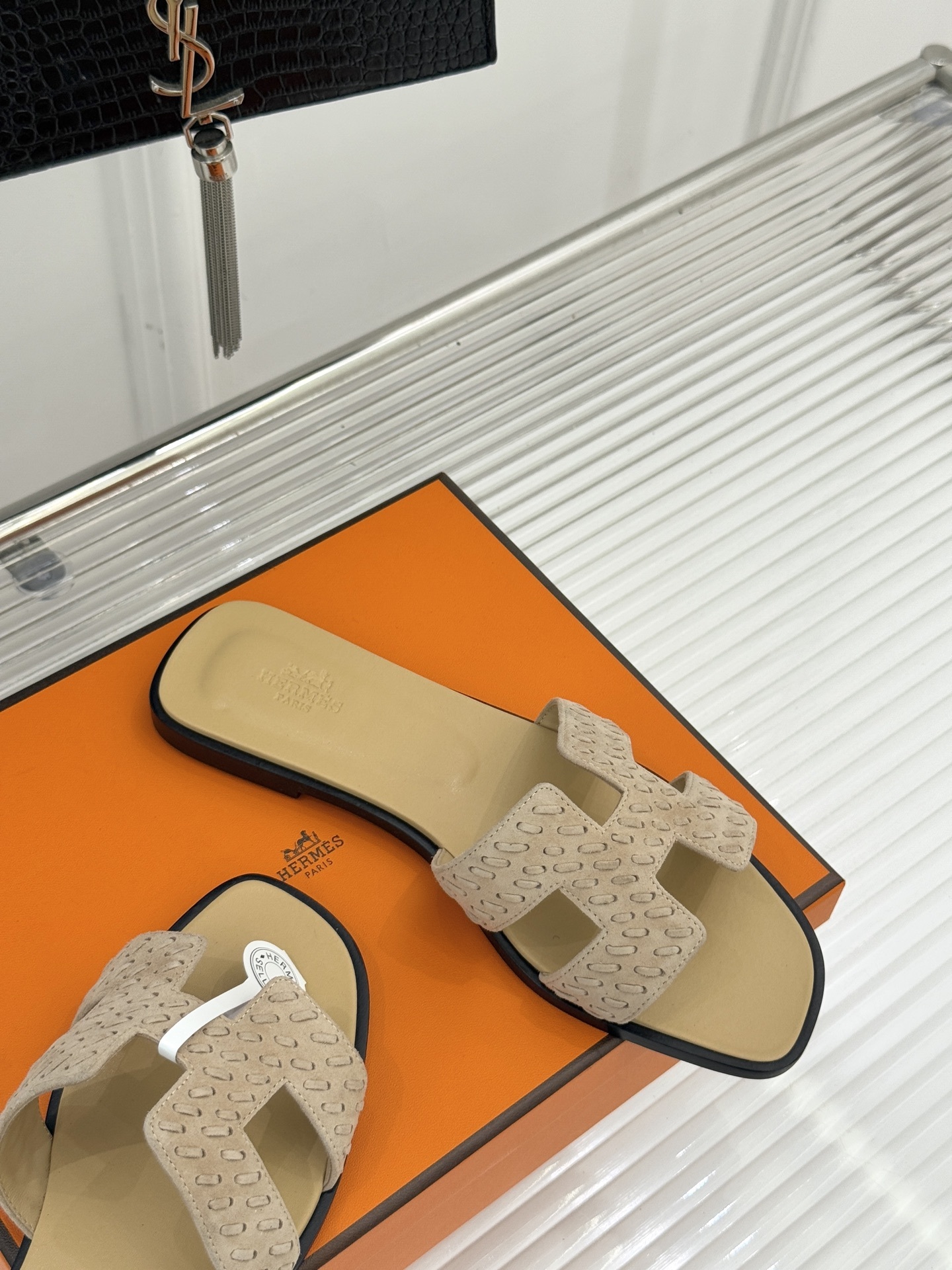 顶版 Hermès/爱马仕万年经典平底粗跟H拖将简约美学与极致工艺完美融合。粗跟设计 赋予你恰到好处的高
