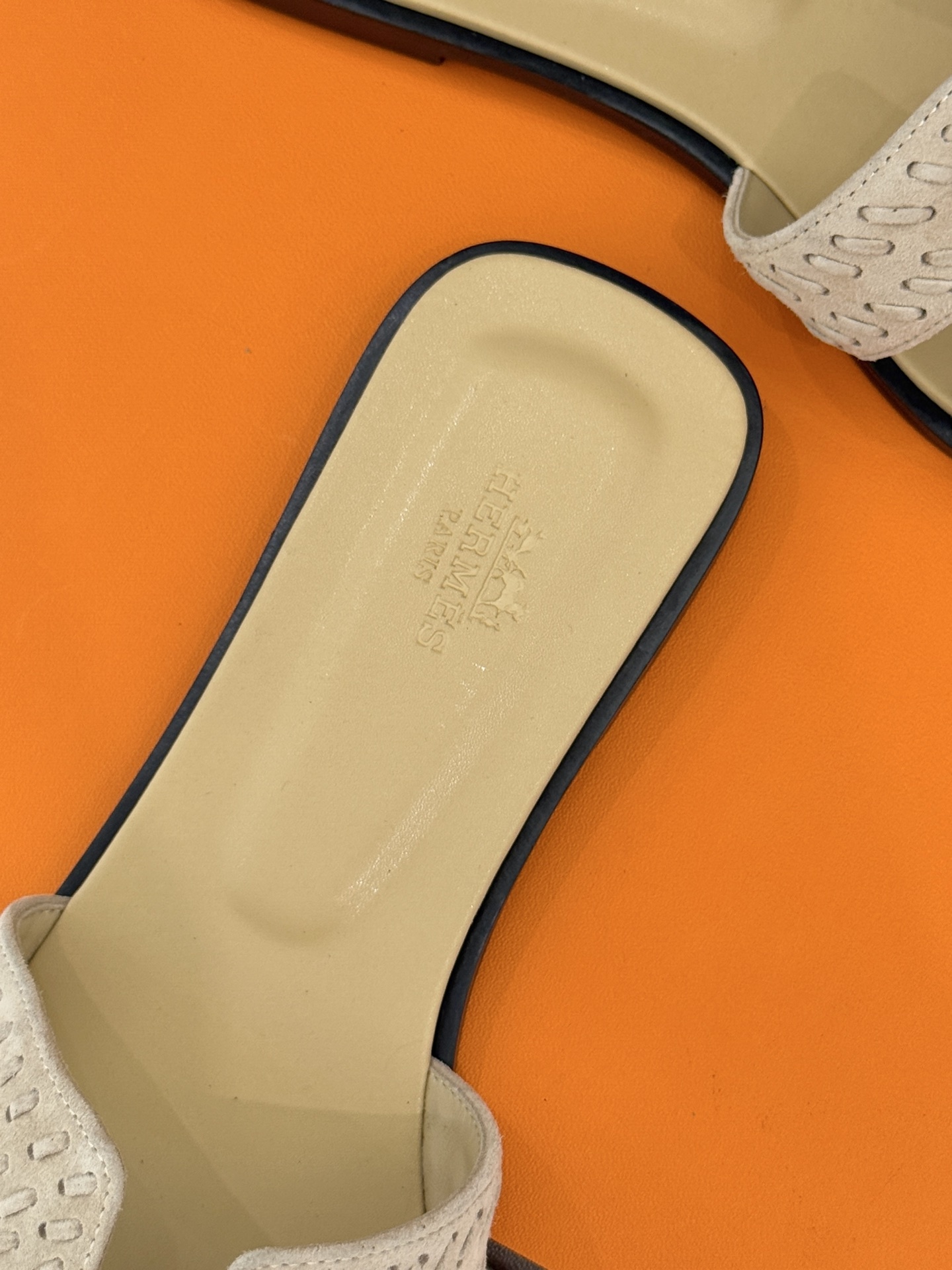 顶版 Hermès/爱马仕万年经典平底粗跟H拖将简约美学与极致工艺完美融合。粗跟设计 赋予你恰到好处的高