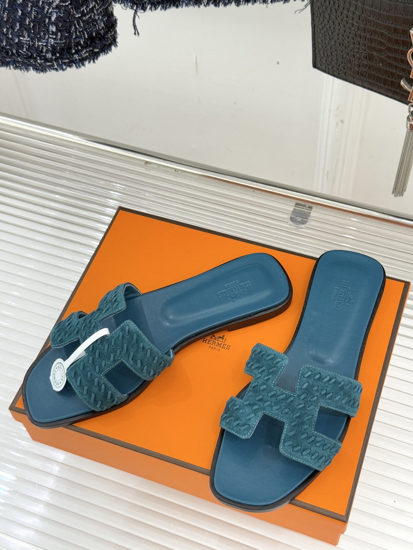顶版 Hermès/爱马仕万年经典平底粗跟H拖将简约美学与极致工艺完美融合。粗跟设计 赋予你恰到好处的高