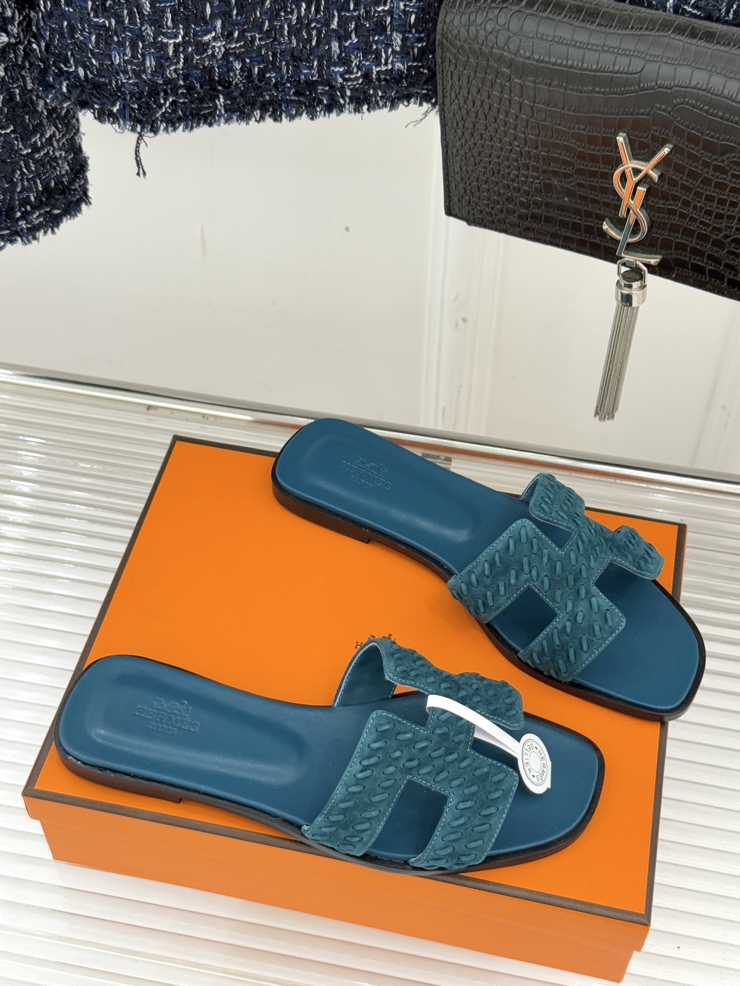 顶版 Hermès/爱马仕万年经典平底粗跟H拖将简约美学与极致工艺完美融合。粗跟设计 赋予你恰到好处的高