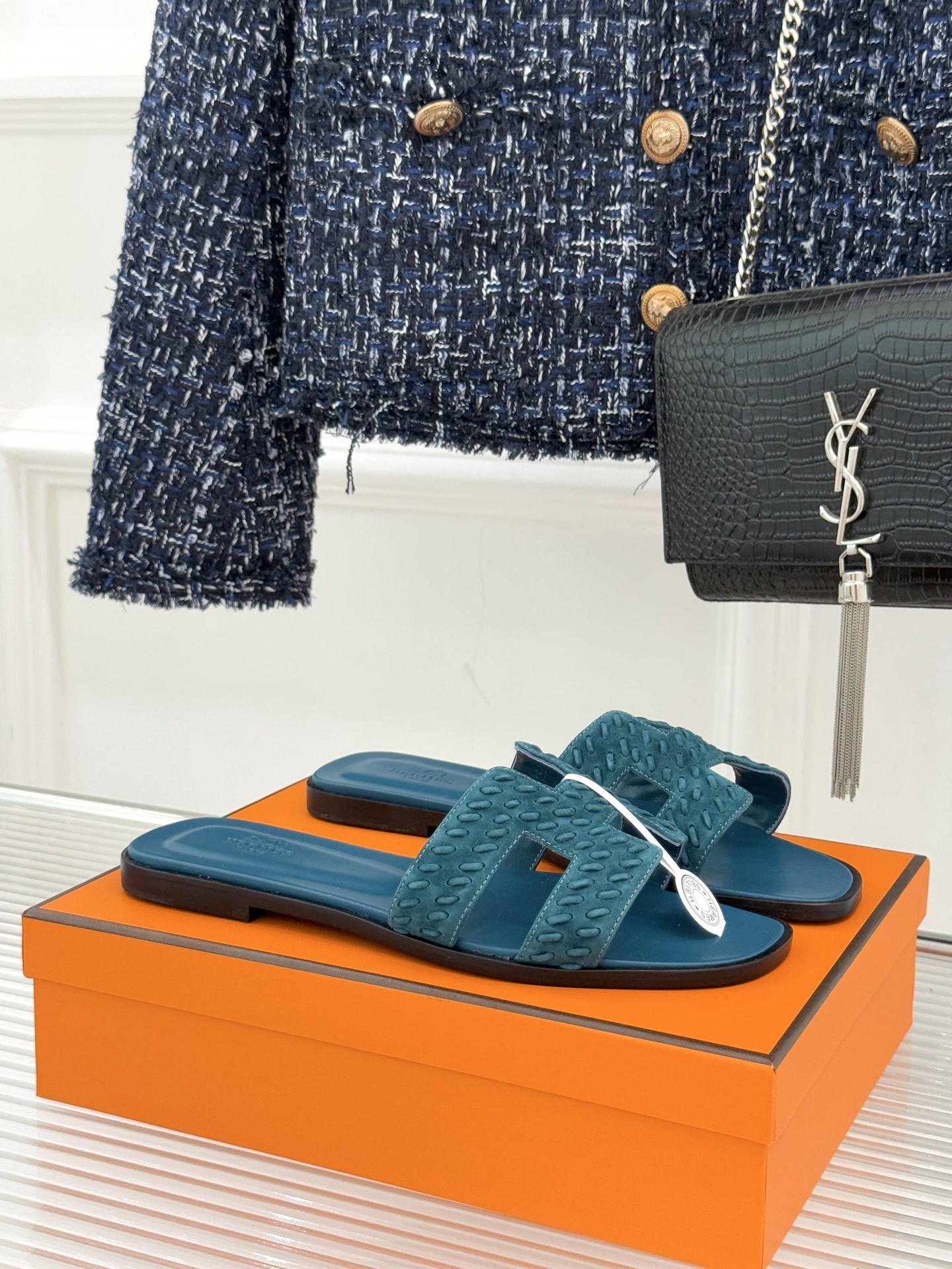 顶版 Hermès/爱马仕万年经典平底粗跟H拖将简约美学与极致工艺完美融合。粗跟设计 赋予你恰到好处的高
