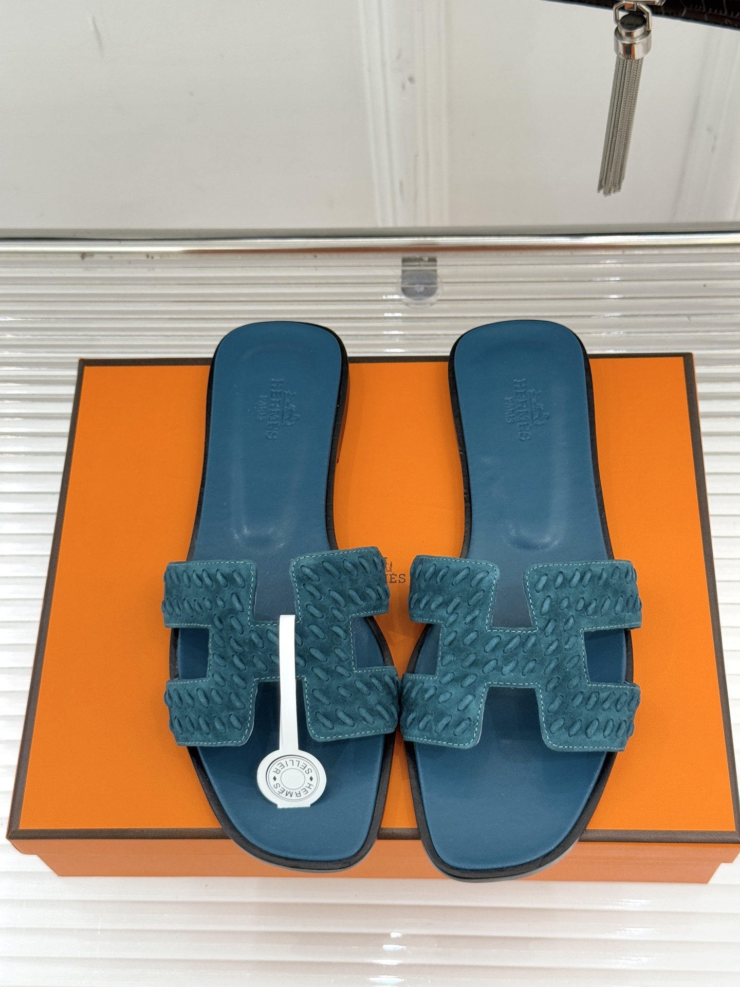 顶版 Hermès/爱马仕万年经典平底粗跟H拖将简约美学与极致工艺完美融合。粗跟设计 赋予你恰到好处的高