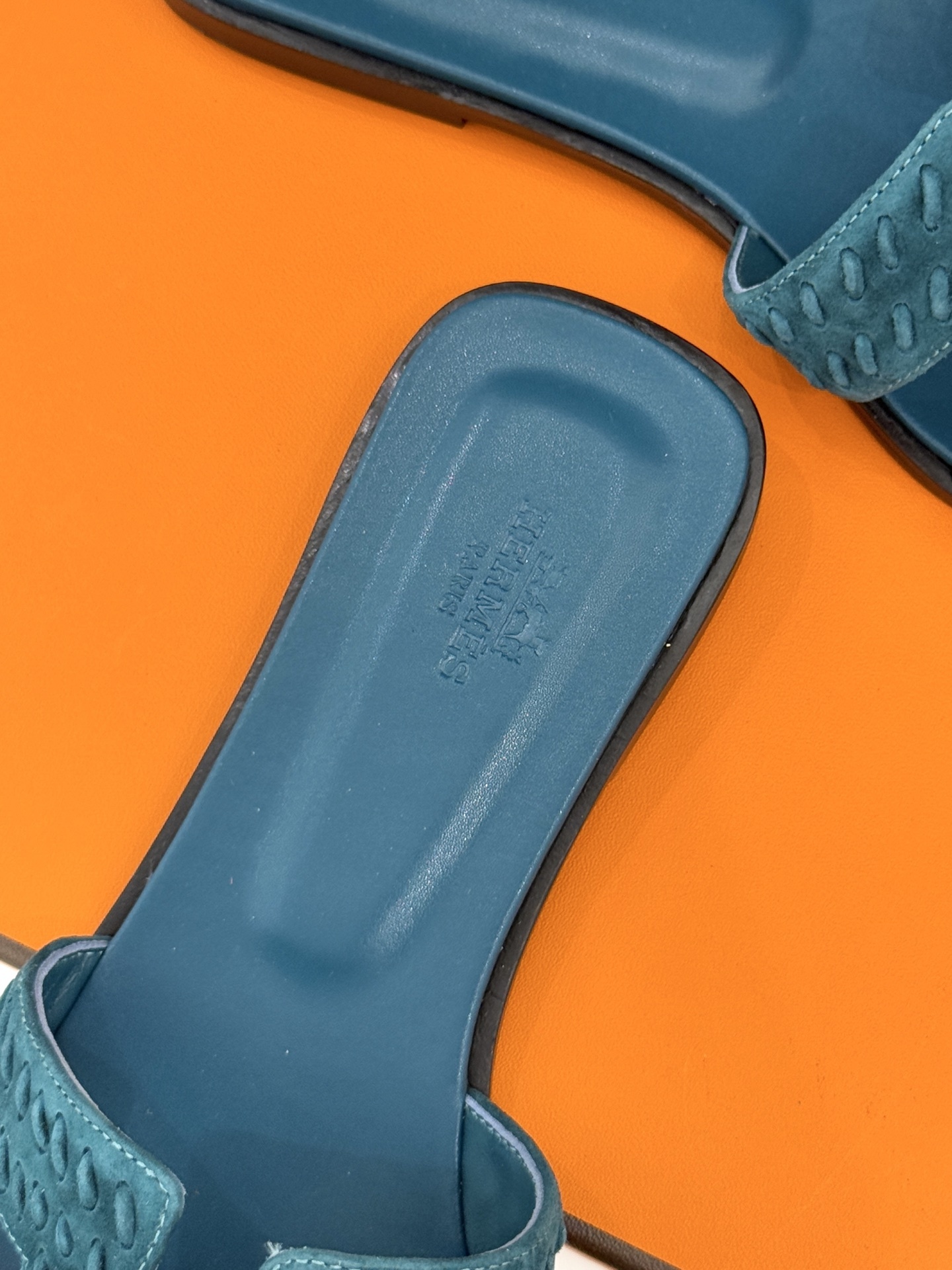 顶版 Hermès/爱马仕万年经典平底粗跟H拖将简约美学与极致工艺完美融合。粗跟设计 赋予你恰到好处的高
