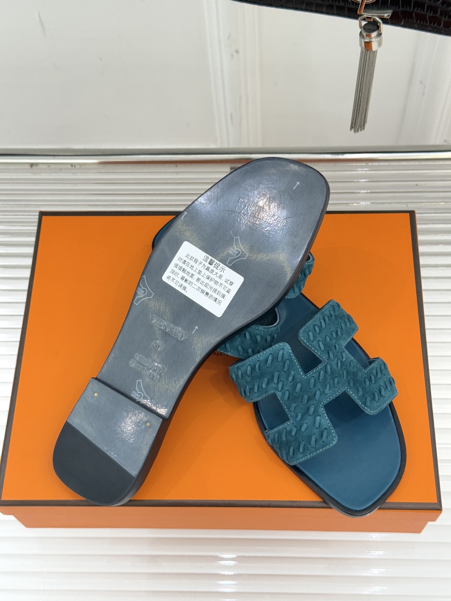 顶版 Hermès/爱马仕万年经典平底粗跟H拖将简约美学与极致工艺完美融合。粗跟设计 赋予你恰到好处的高