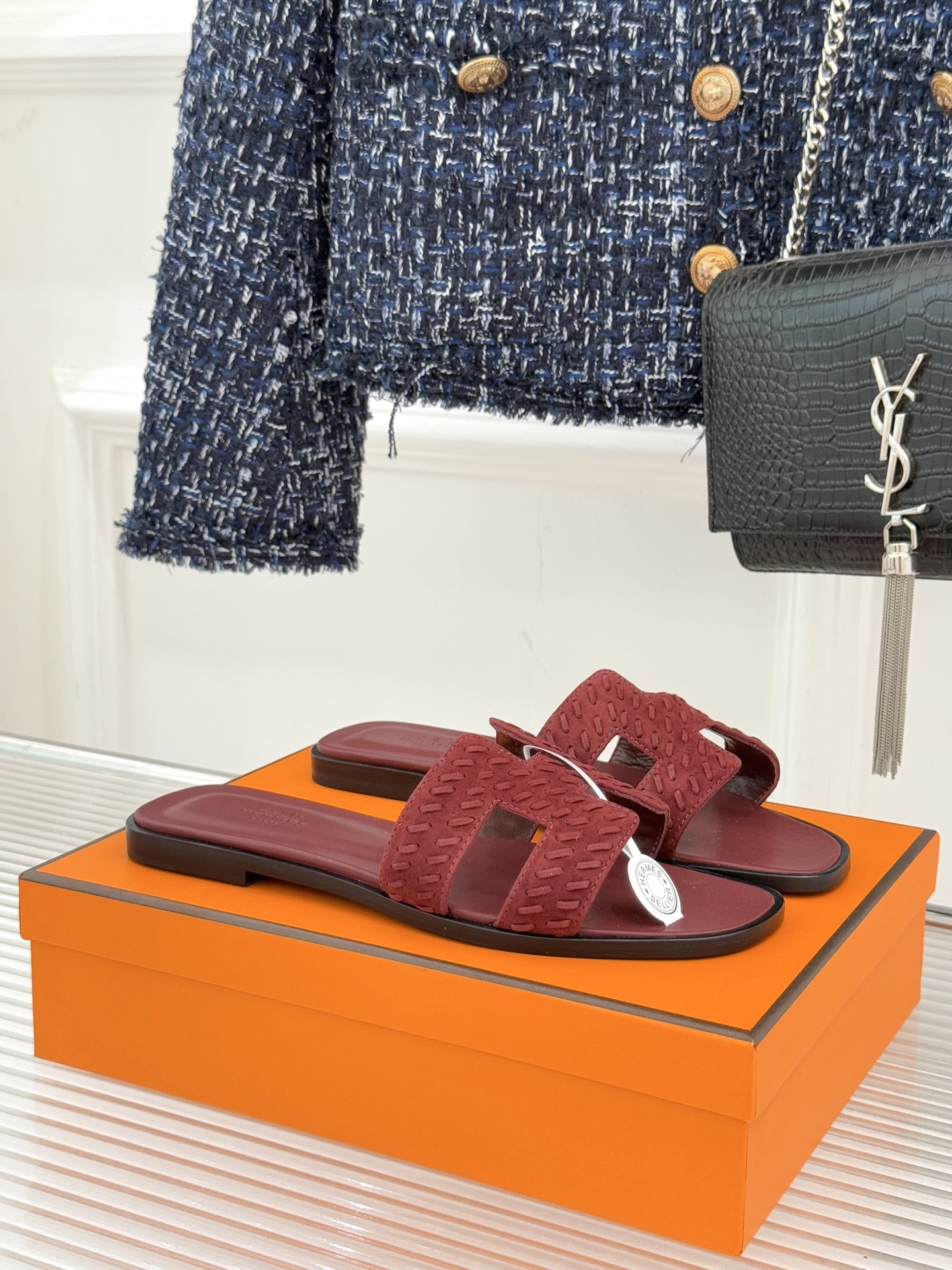 顶版 Hermès/爱马仕万年经典平底粗跟H拖将简约美学与极致工艺完美融合。粗跟设计 赋予你恰到好处的高