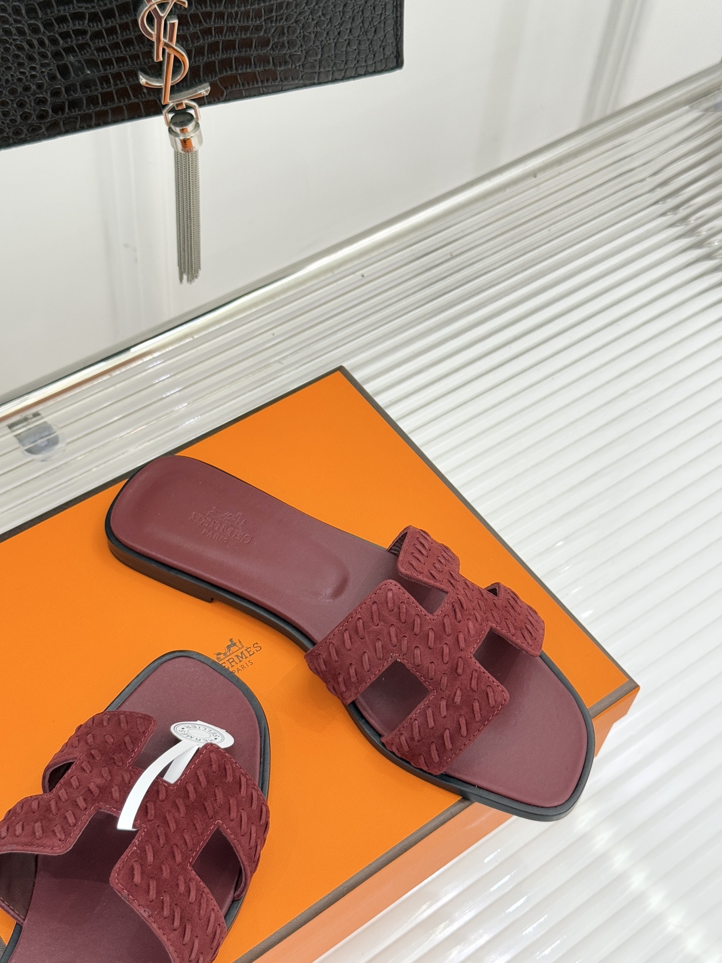 顶版 Hermès/爱马仕万年经典平底粗跟H拖将简约美学与极致工艺完美融合。粗跟设计 赋予你恰到好处的高