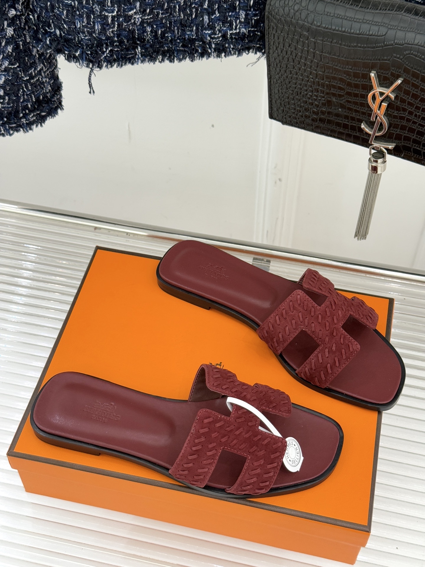 顶版 Hermès/爱马仕万年经典平底粗跟H拖将简约美学与极致工艺完美融合。粗跟设计 赋予你恰到好处的高