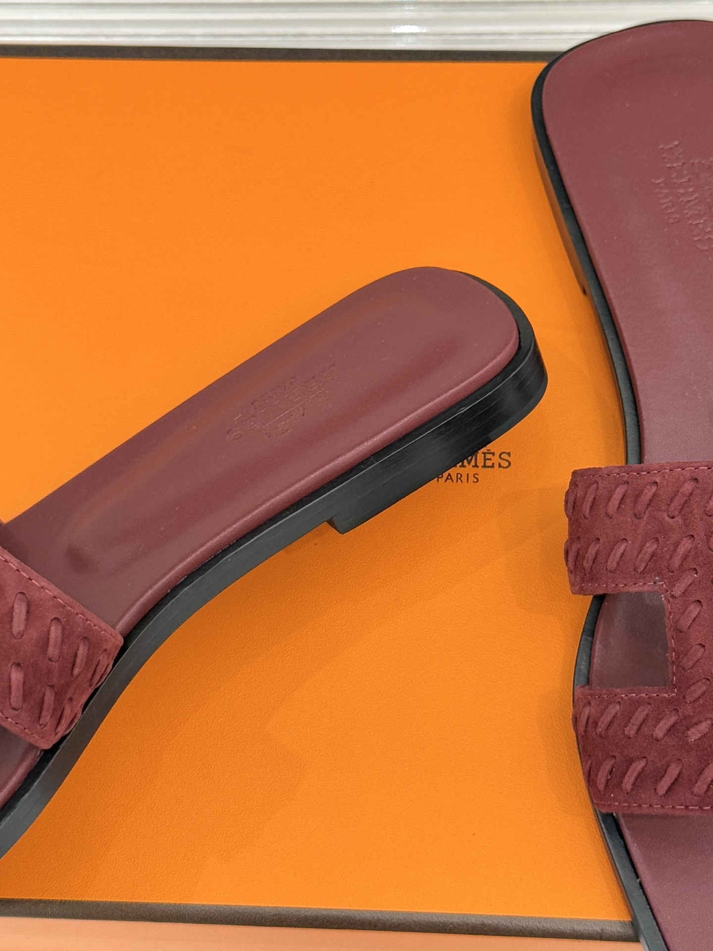 顶版 Hermès/爱马仕万年经典平底粗跟H拖将简约美学与极致工艺完美融合。粗跟设计 赋予你恰到好处的高