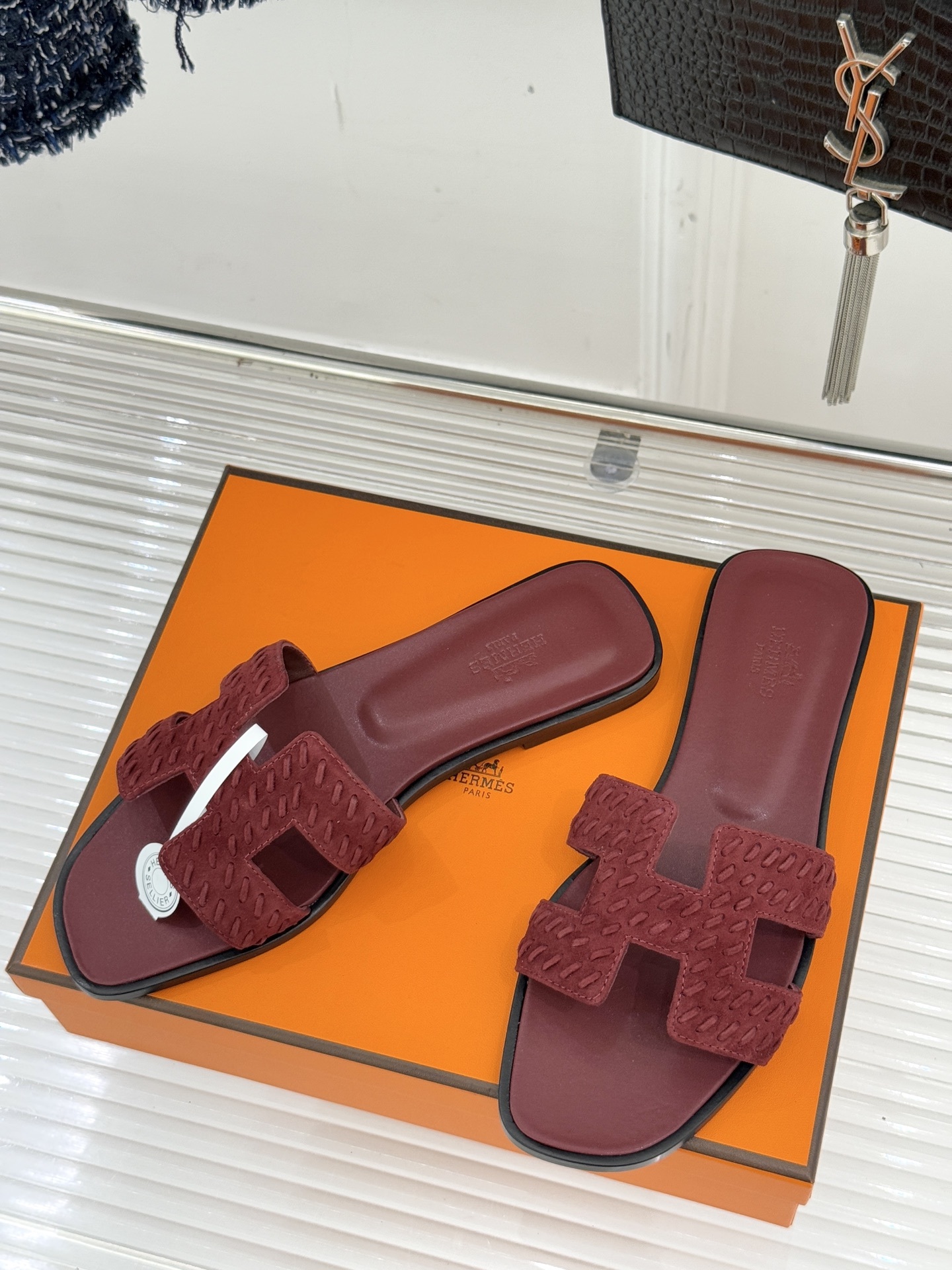 顶版 Hermès/爱马仕万年经典平底粗跟H拖将简约美学与极致工艺完美融合。粗跟设计 赋予你恰到好处的高