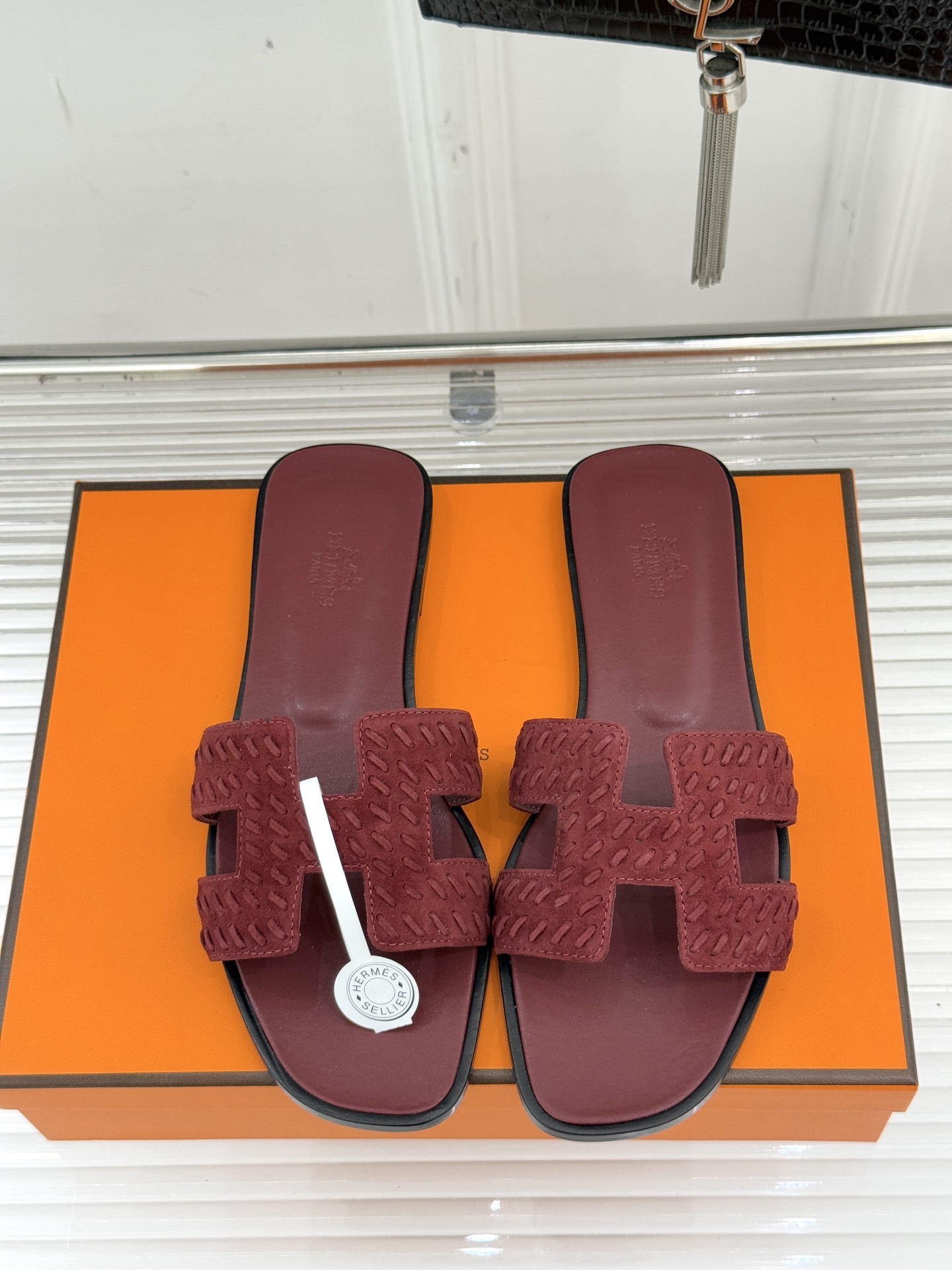 顶版 Hermès/爱马仕万年经典平底粗跟H拖将简约美学与极致工艺完美融合。粗跟设计 赋予你恰到好处的高