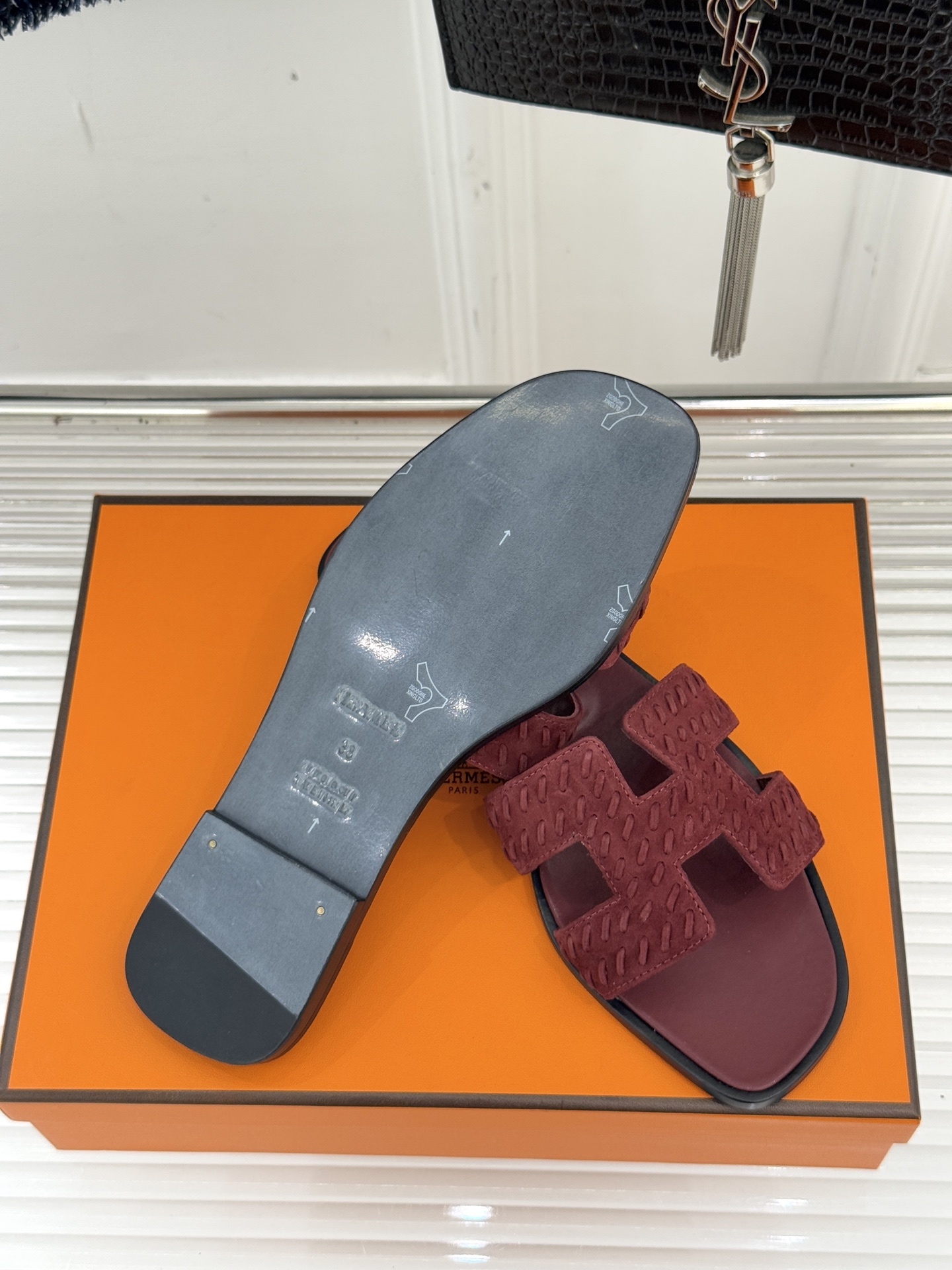 顶版 Hermès/爱马仕万年经典平底粗跟H拖将简约美学与极致工艺完美融合。粗跟设计 赋予你恰到好处的高