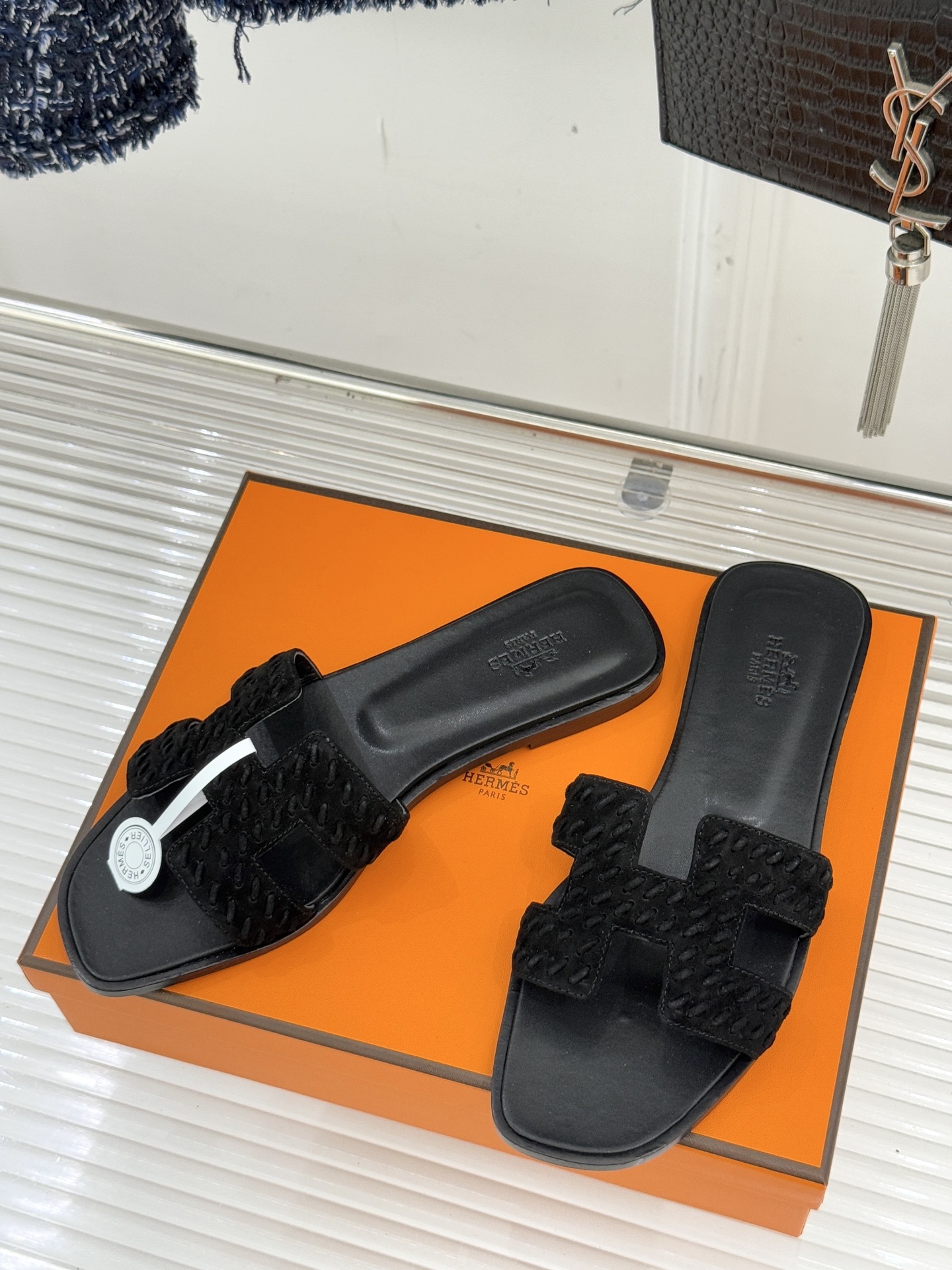 顶版 Hermès/爱马仕万年经典平底粗跟H拖将简约美学与极致工艺完美融合。粗跟设计 赋予你恰到好处的高