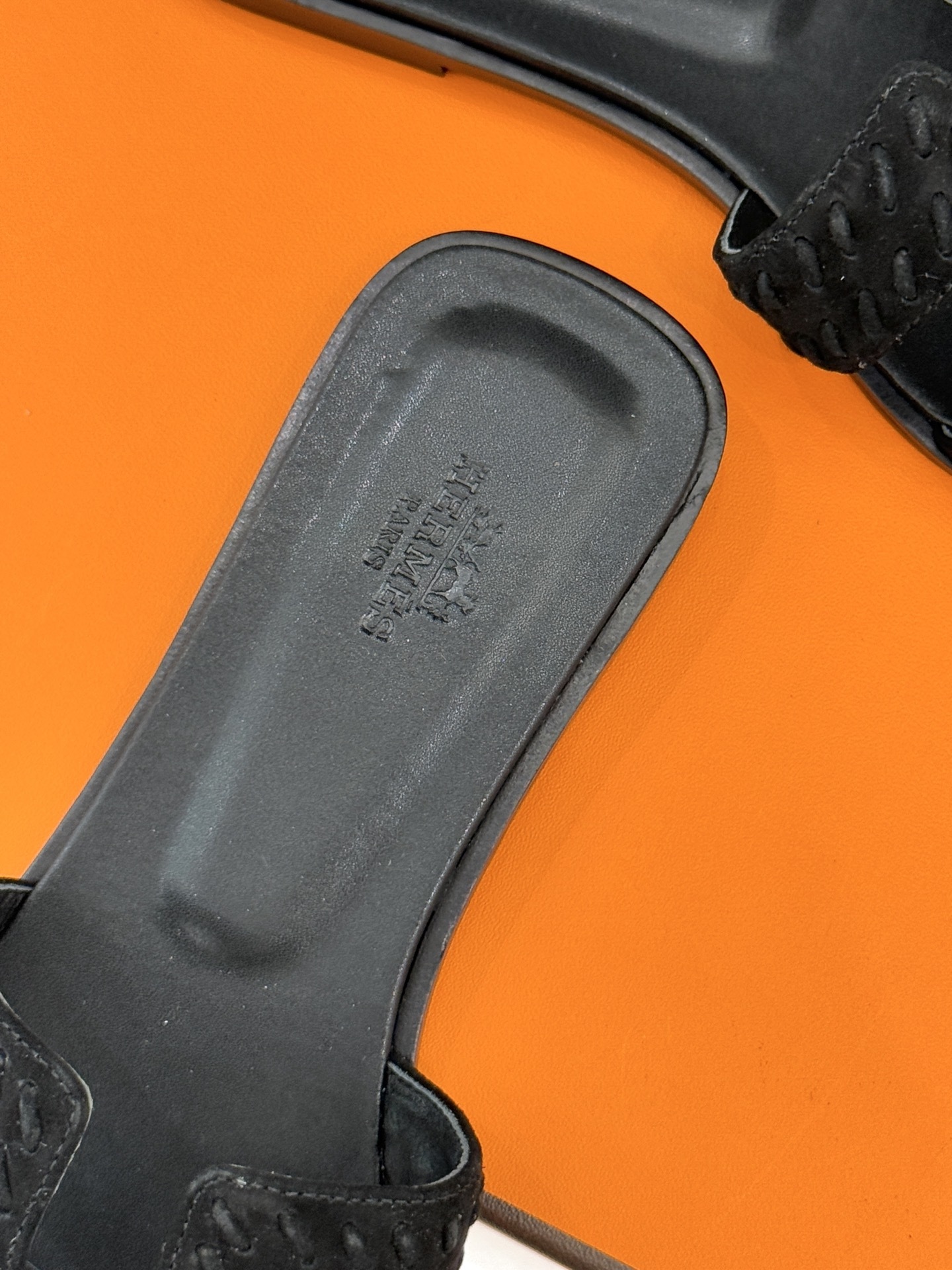 顶版 Hermès/爱马仕万年经典平底粗跟H拖将简约美学与极致工艺完美融合。粗跟设计 赋予你恰到好处的高