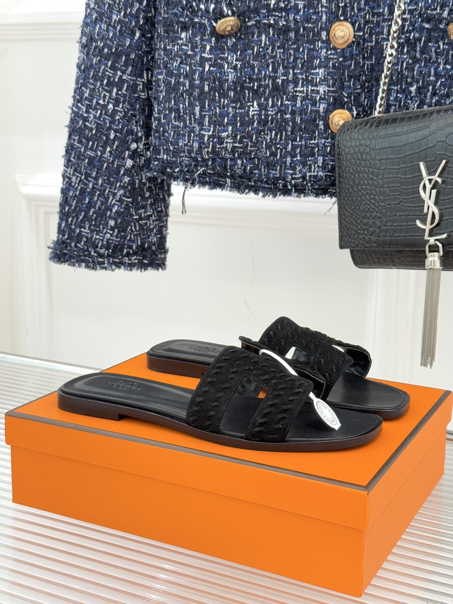 顶版 Hermès/爱马仕万年经典平底粗跟H拖将简约美学与极致工艺完美融合。粗跟设计 赋予你恰到好处的高