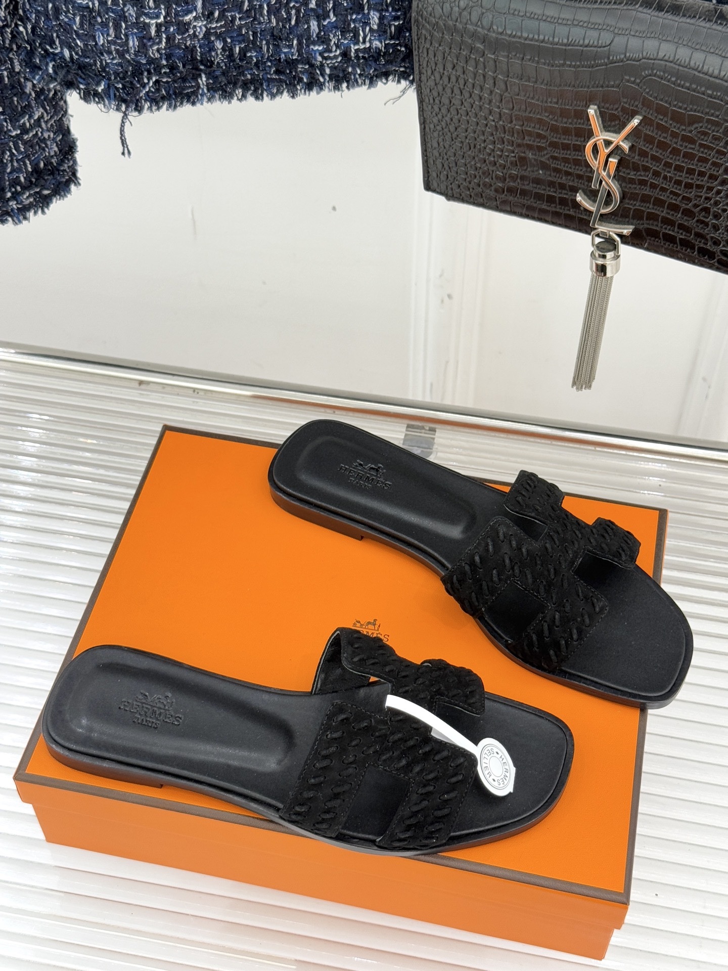 顶版 Hermès/爱马仕万年经典平底粗跟H拖将简约美学与极致工艺完美融合。粗跟设计 赋予你恰到好处的高