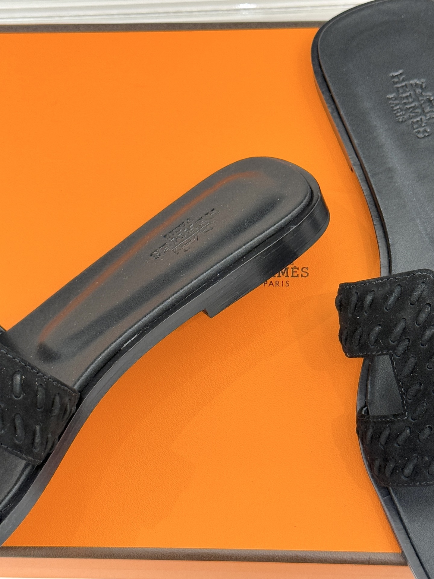 顶版 Hermès/爱马仕万年经典平底粗跟H拖将简约美学与极致工艺完美融合。粗跟设计 赋予你恰到好处的高
