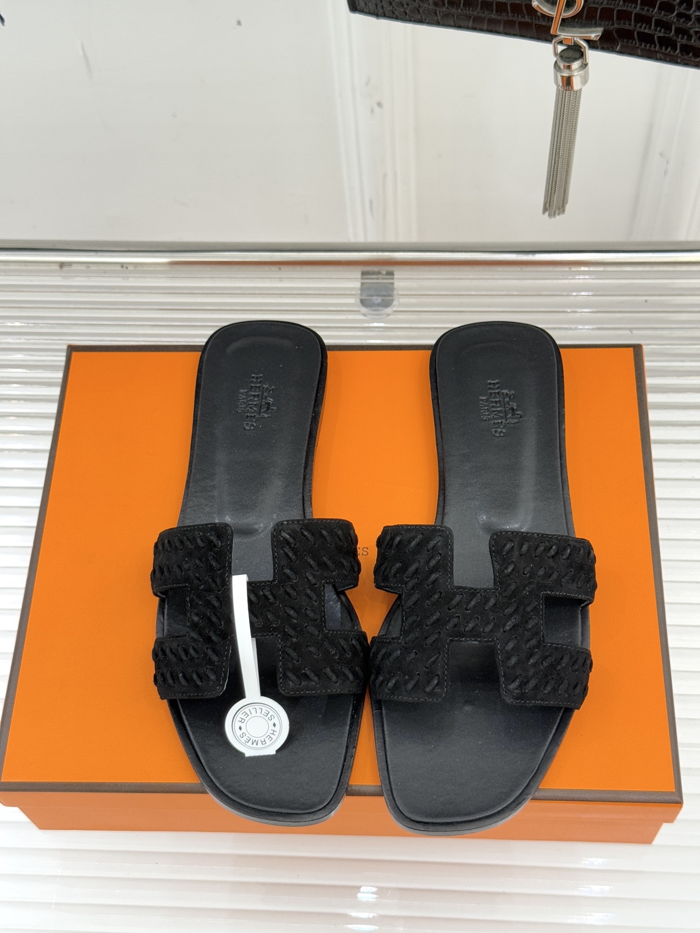 顶版 Hermès/爱马仕万年经典平底粗跟H拖将简约美学与极致工艺完美融合。粗跟设计 赋予你恰到好处的高