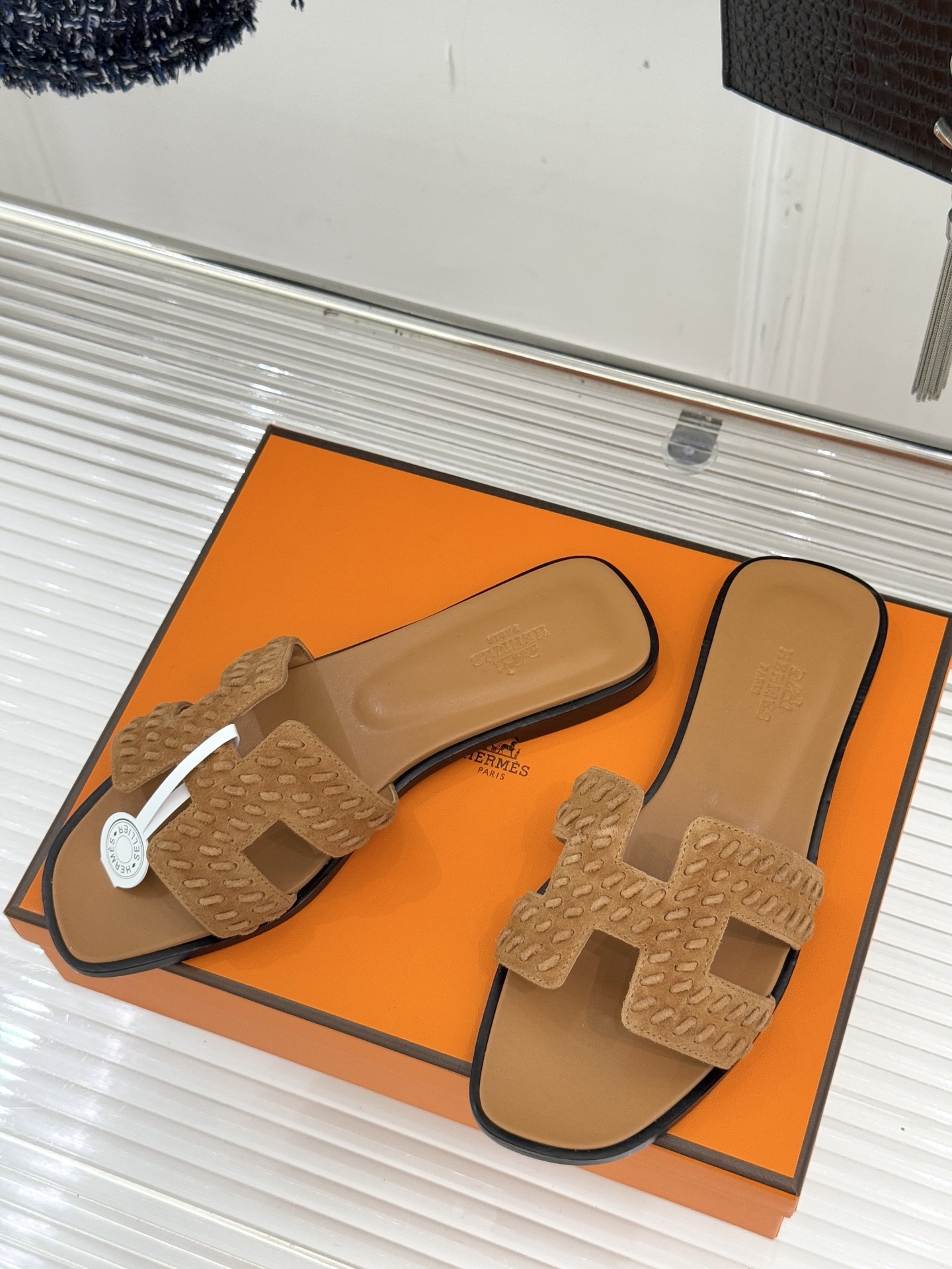顶版 Hermès/爱马仕万年经典平底粗跟H拖将简约美学与极致工艺完美融合。粗跟设计 赋予你恰到好处的高