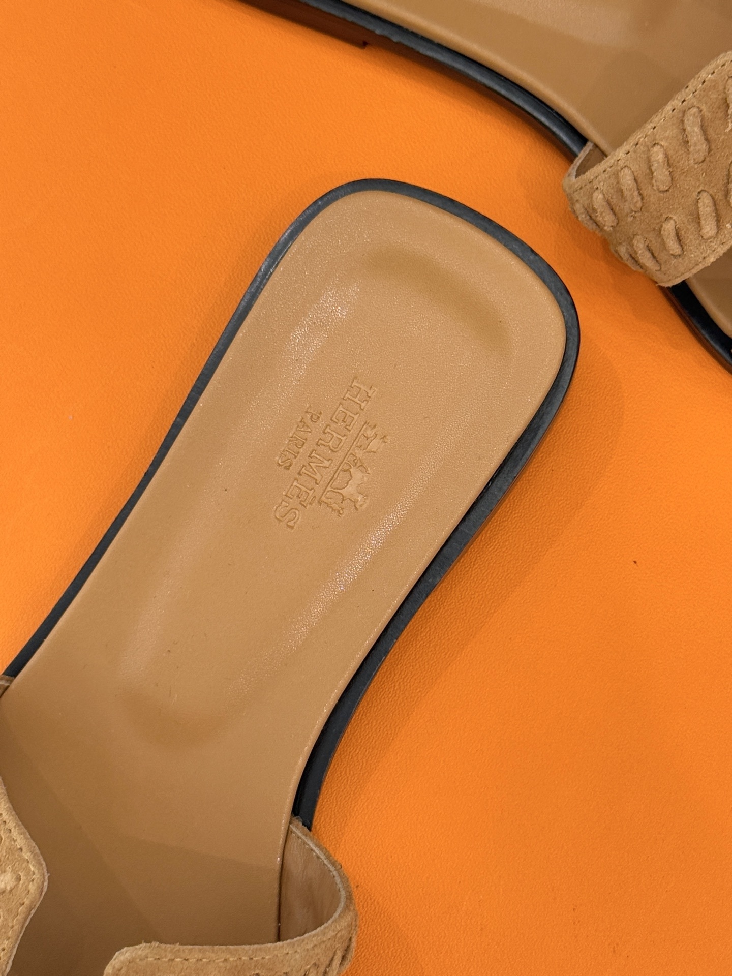 顶版 Hermès/爱马仕万年经典平底粗跟H拖将简约美学与极致工艺完美融合。粗跟设计 赋予你恰到好处的高