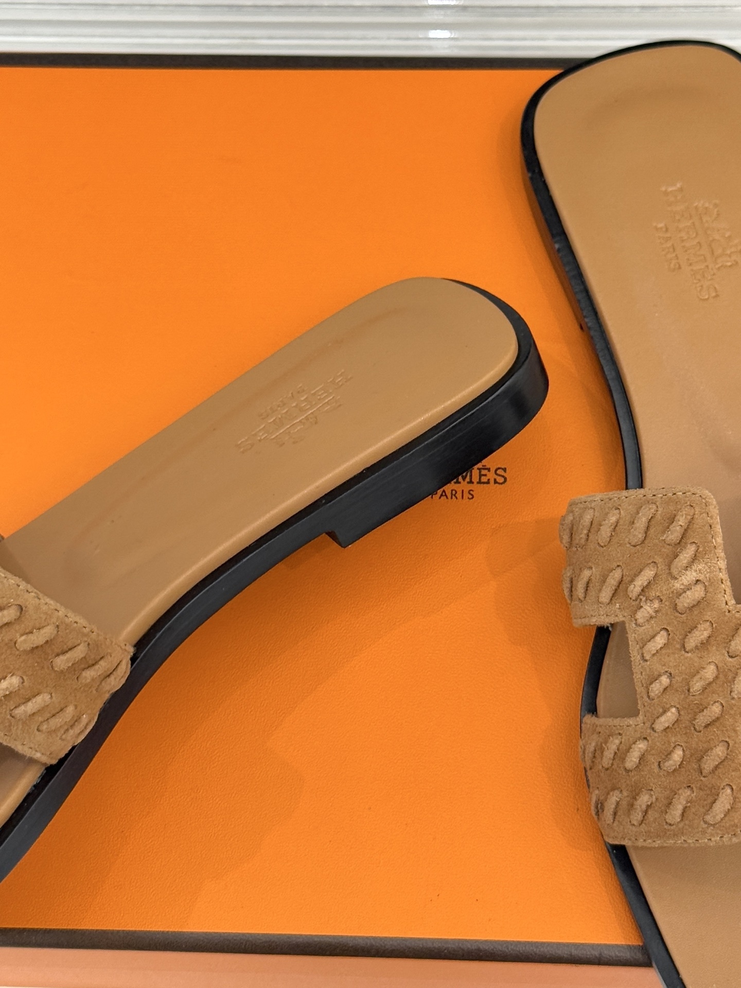 顶版 Hermès/爱马仕万年经典平底粗跟H拖将简约美学与极致工艺完美融合。粗跟设计 赋予你恰到好处的高