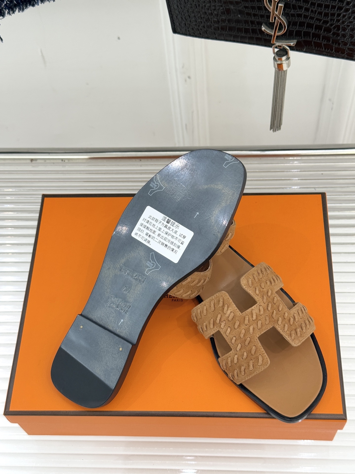 顶版 Hermès/爱马仕万年经典平底粗跟H拖将简约美学与极致工艺完美融合。粗跟设计 赋予你恰到好处的高