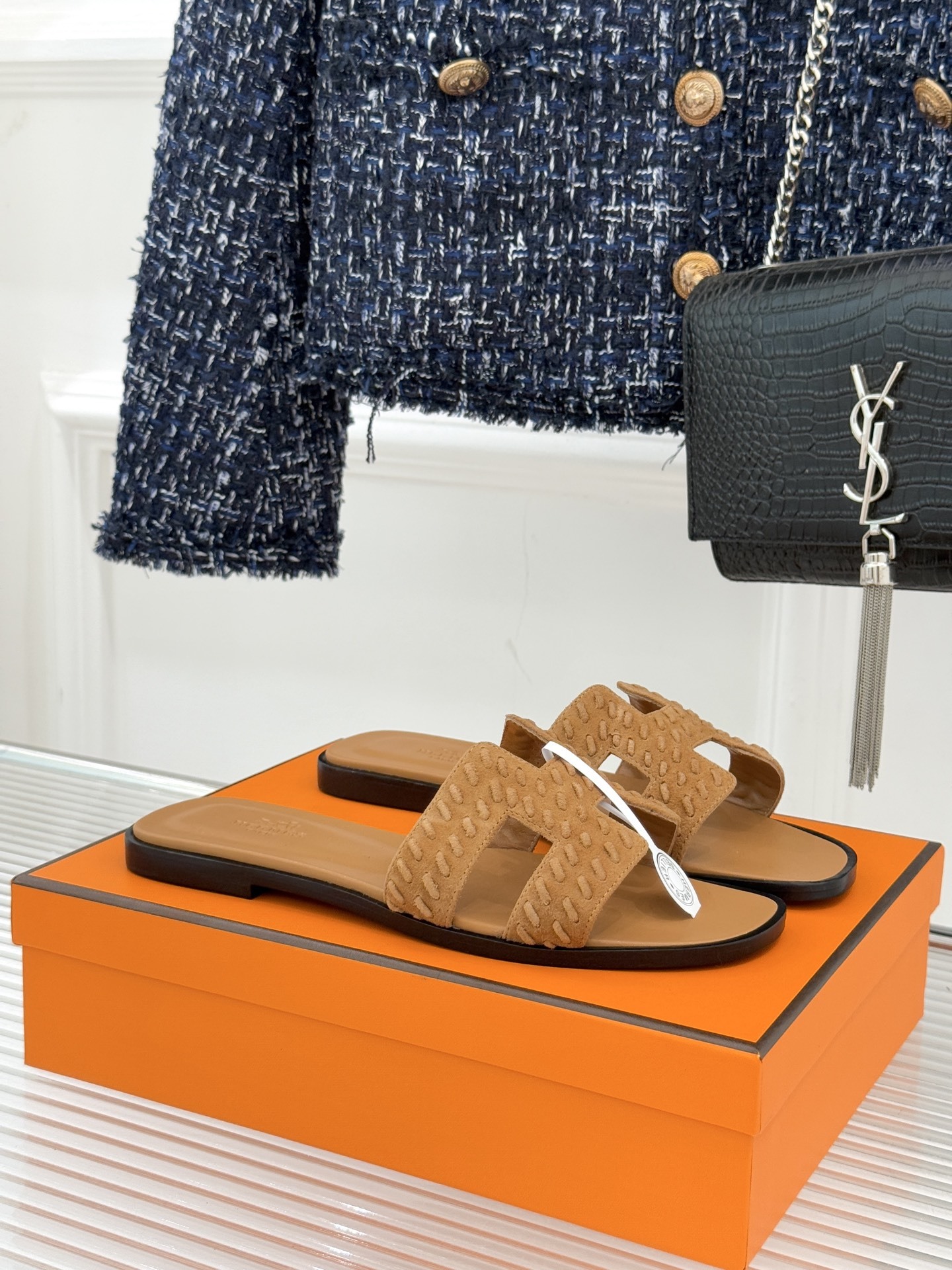 顶版 Hermès/爱马仕万年经典平底粗跟H拖将简约美学与极致工艺完美融合。粗跟设计 赋予你恰到好处的高
