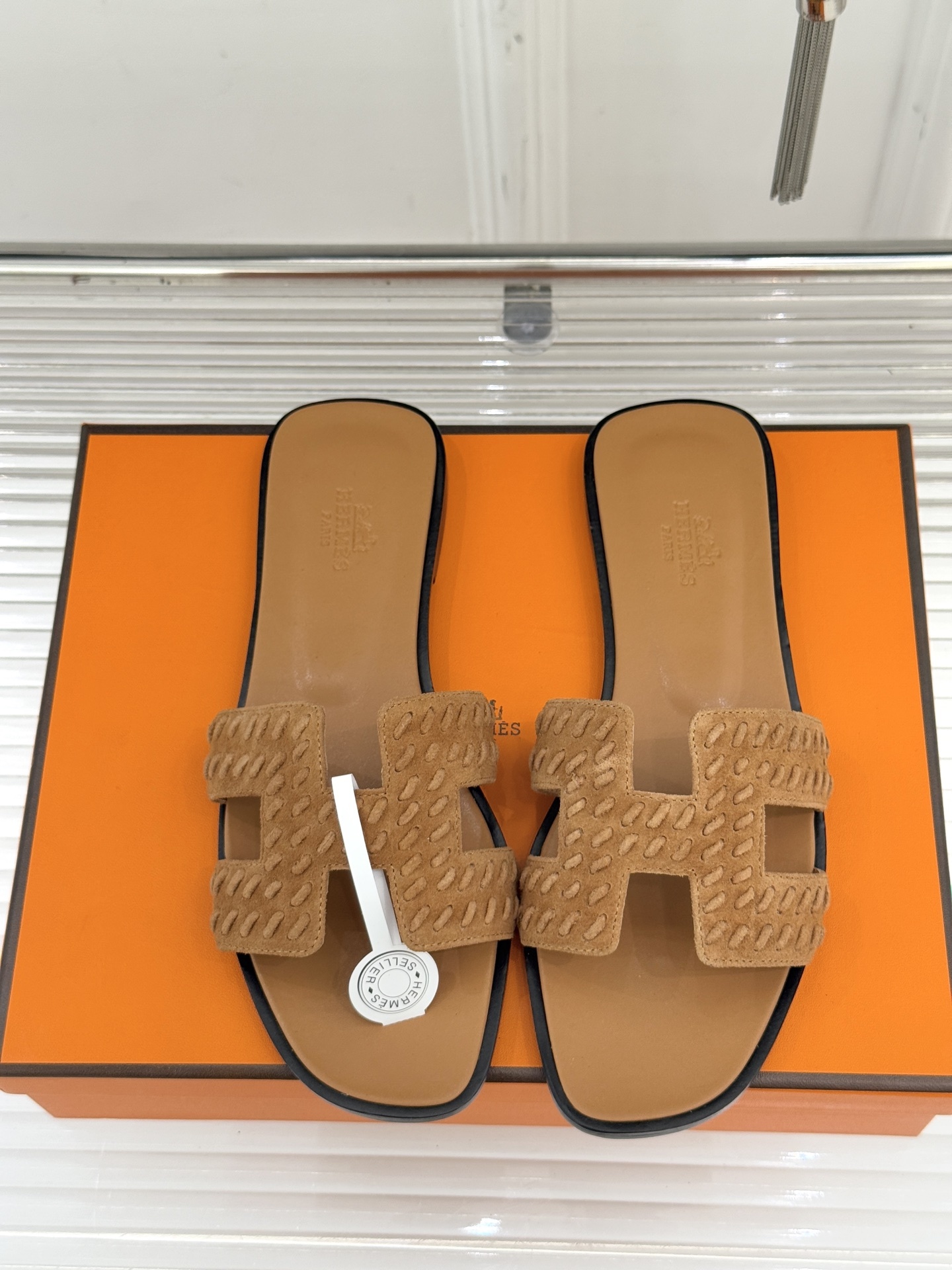 顶版 Hermès/爱马仕万年经典平底粗跟H拖将简约美学与极致工艺完美融合。粗跟设计 赋予你恰到好处的高