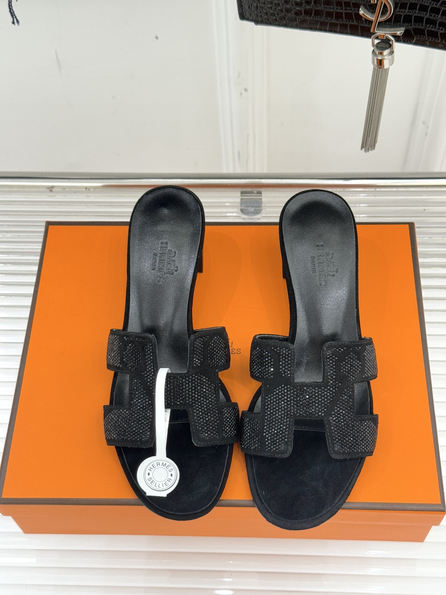 顶版 Hermès/爱马仕万年经典平底粗跟H拖将简约美学与极致工艺完美融合。粗跟设计 赋予你恰到好处的高