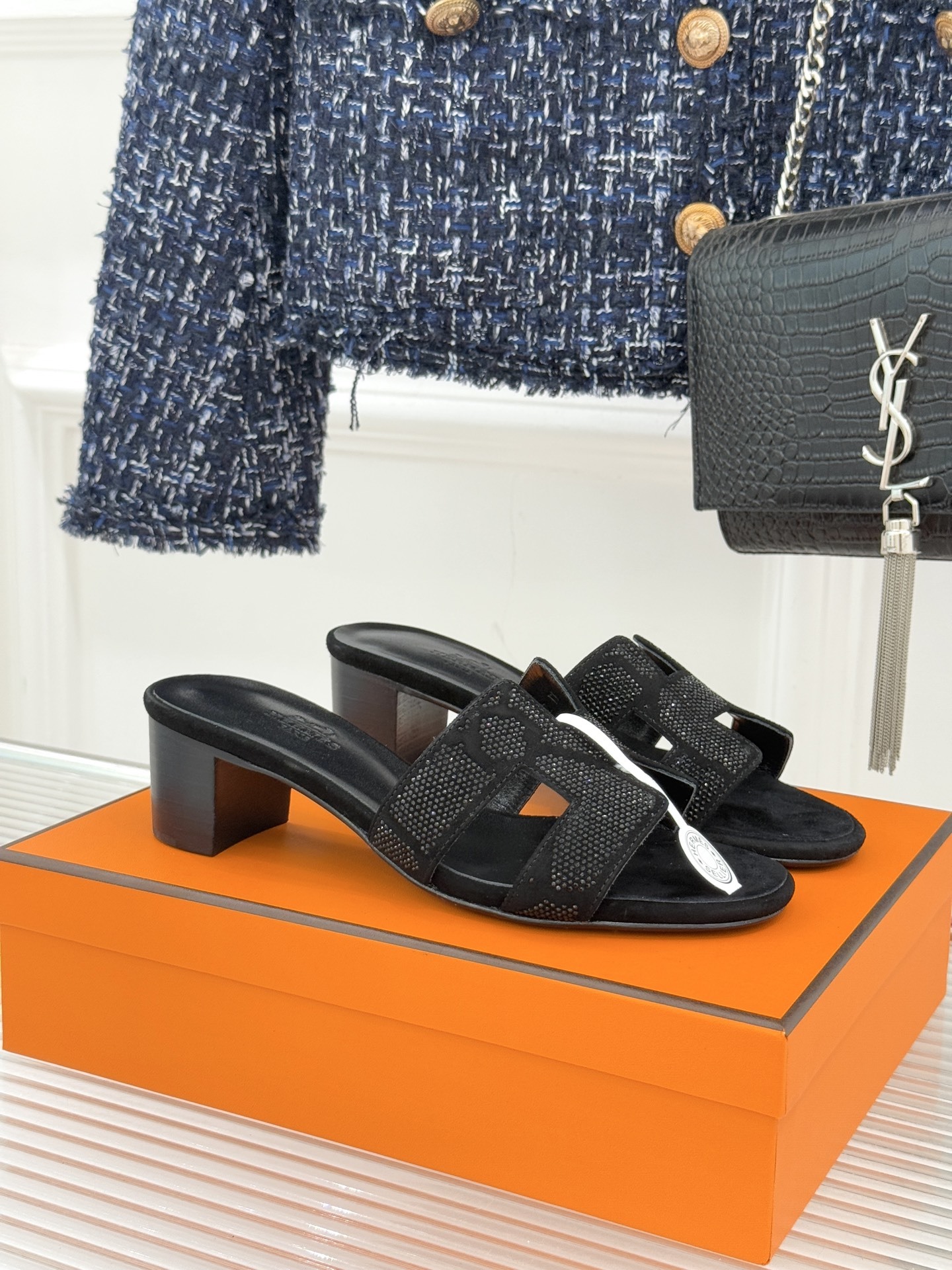 顶版 Hermès/爱马仕万年经典平底粗跟H拖将简约美学与极致工艺完美融合。粗跟设计 赋予你恰到好处的高