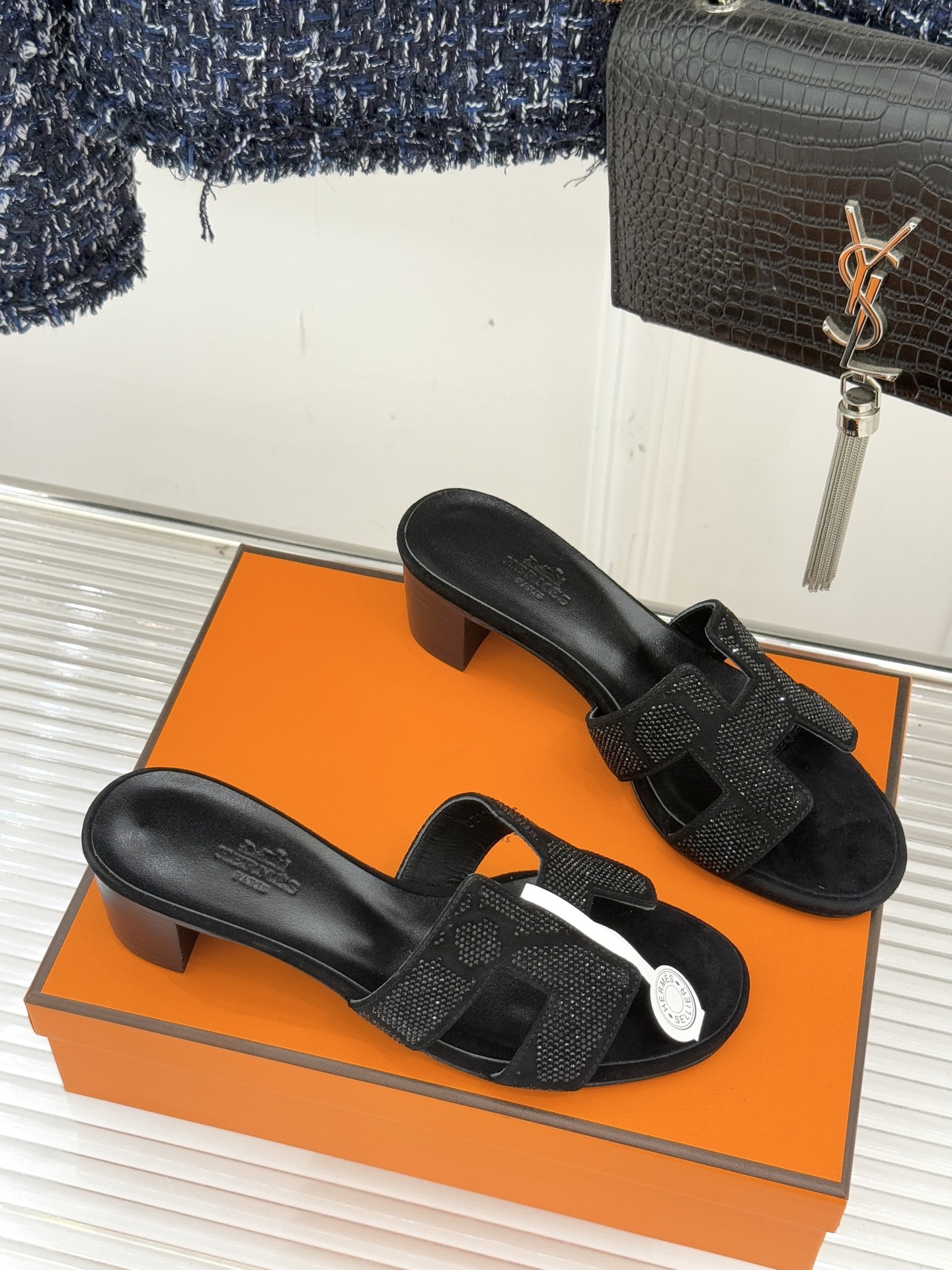 顶版 Hermès/爱马仕万年经典平底粗跟H拖将简约美学与极致工艺完美融合。粗跟设计 赋予你恰到好处的高