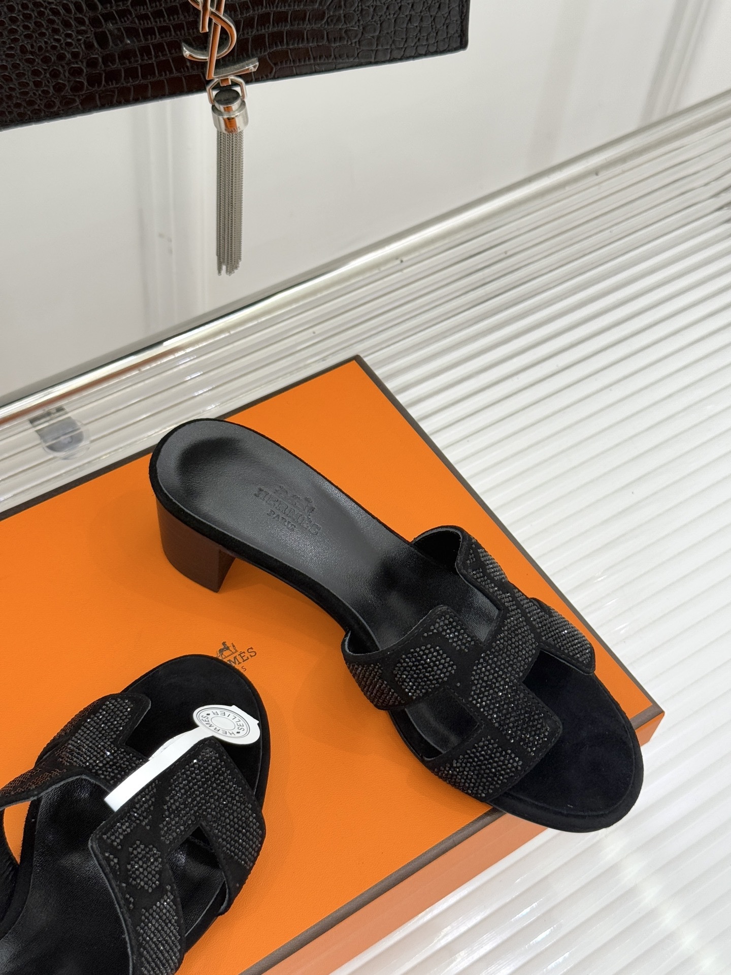 顶版 Hermès/爱马仕万年经典平底粗跟H拖将简约美学与极致工艺完美融合。粗跟设计 赋予你恰到好处的高