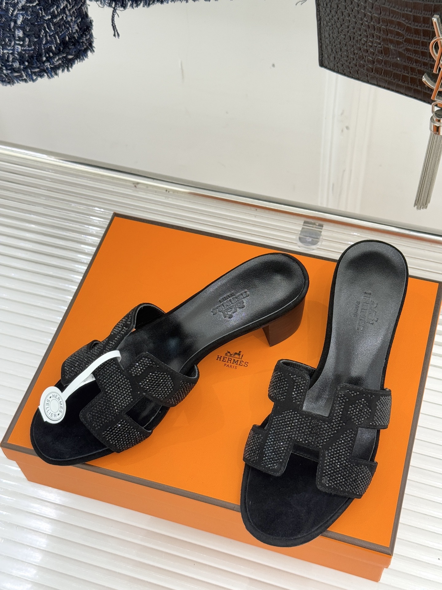顶版 Hermès/爱马仕万年经典平底粗跟H拖将简约美学与极致工艺完美融合。粗跟设计 赋予你恰到好处的高