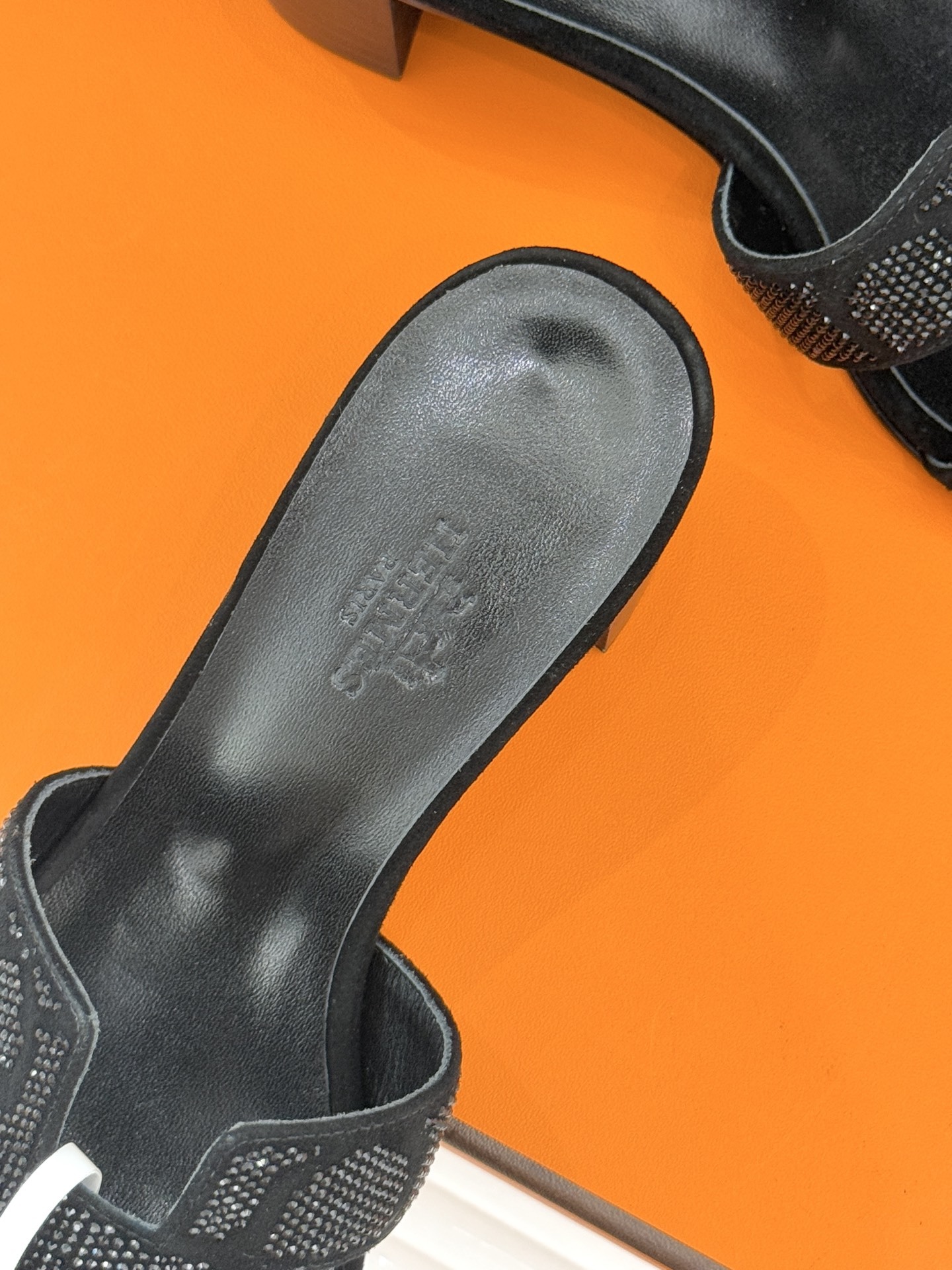 顶版 Hermès/爱马仕万年经典平底粗跟H拖将简约美学与极致工艺完美融合。粗跟设计 赋予你恰到好处的高