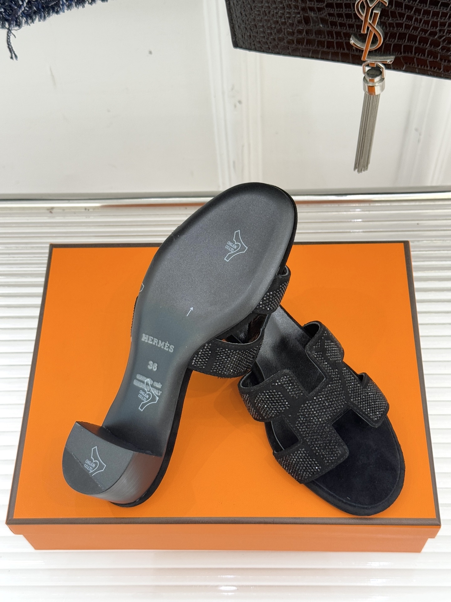 顶版 Hermès/爱马仕万年经典平底粗跟H拖将简约美学与极致工艺完美融合。粗跟设计 赋予你恰到好处的高