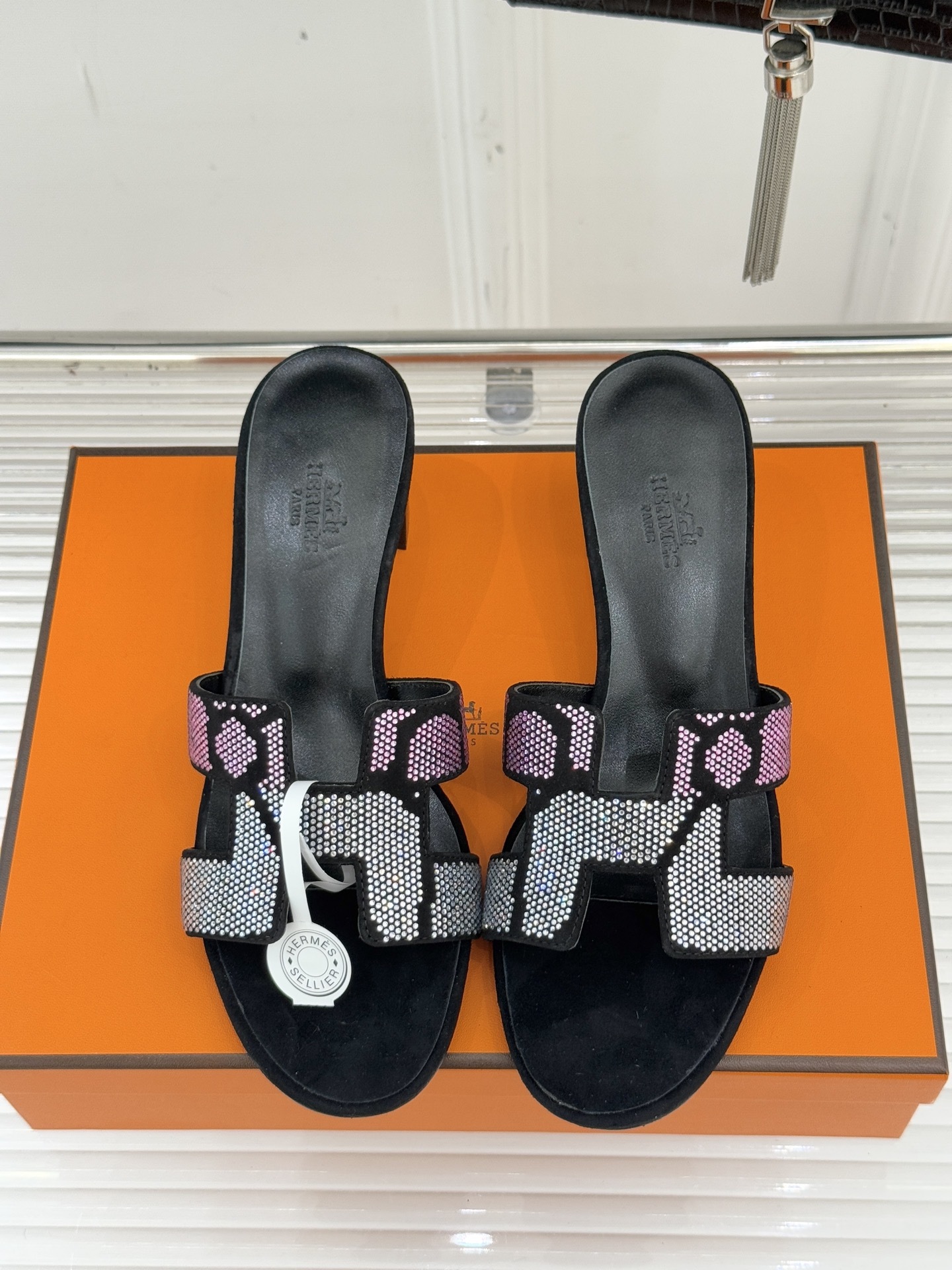 顶版 Hermès/爱马仕万年经典平底粗跟H拖将简约美学与极致工艺完美融合。粗跟设计 赋予你恰到好处的高