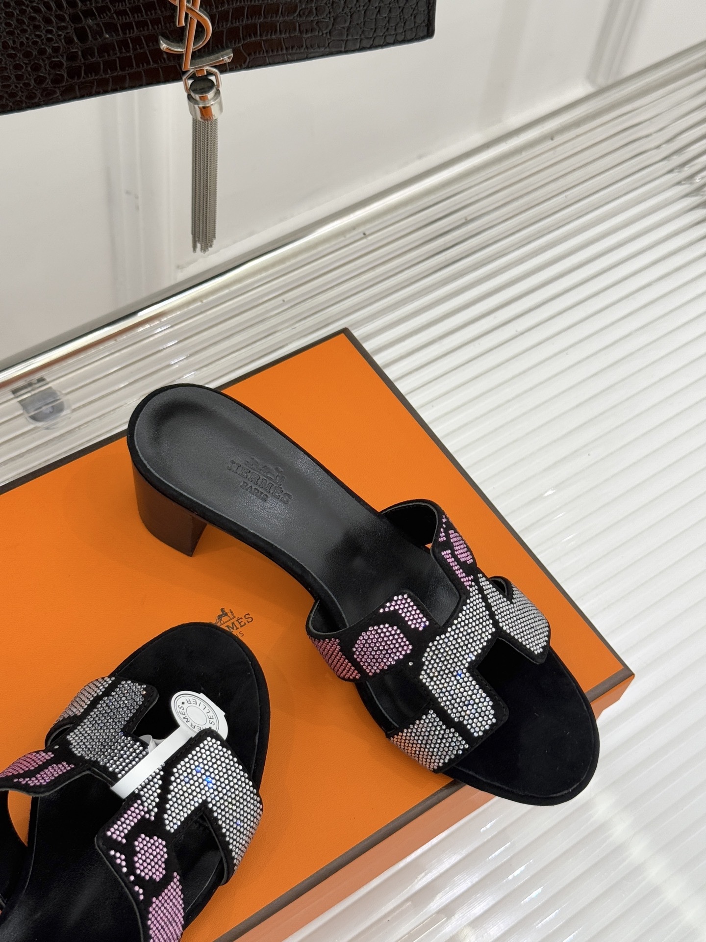顶版 Hermès/爱马仕万年经典平底粗跟H拖将简约美学与极致工艺完美融合。粗跟设计 赋予你恰到好处的高