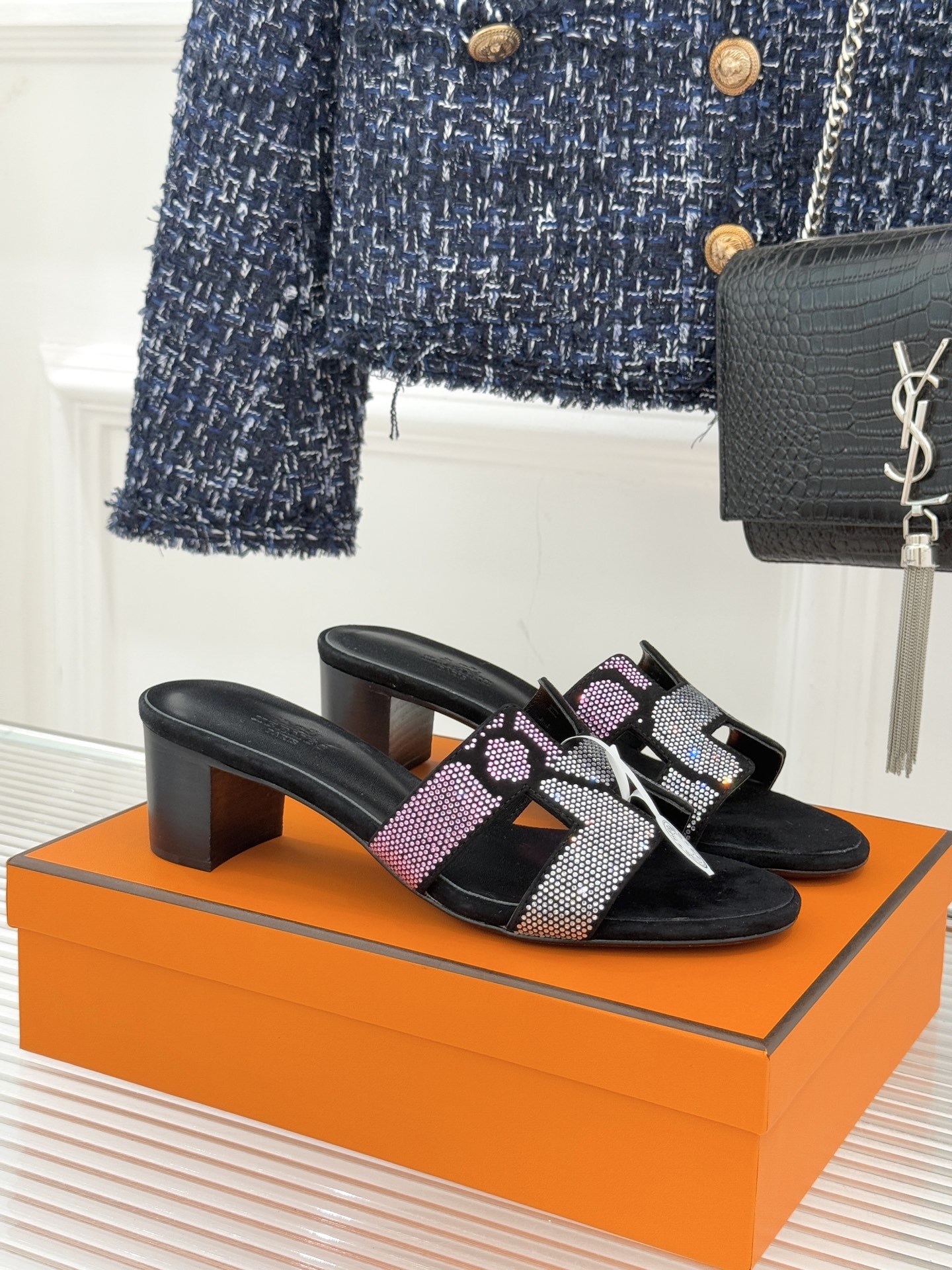 顶版 Hermès/爱马仕万年经典平底粗跟H拖将简约美学与极致工艺完美融合。粗跟设计 赋予你恰到好处的高