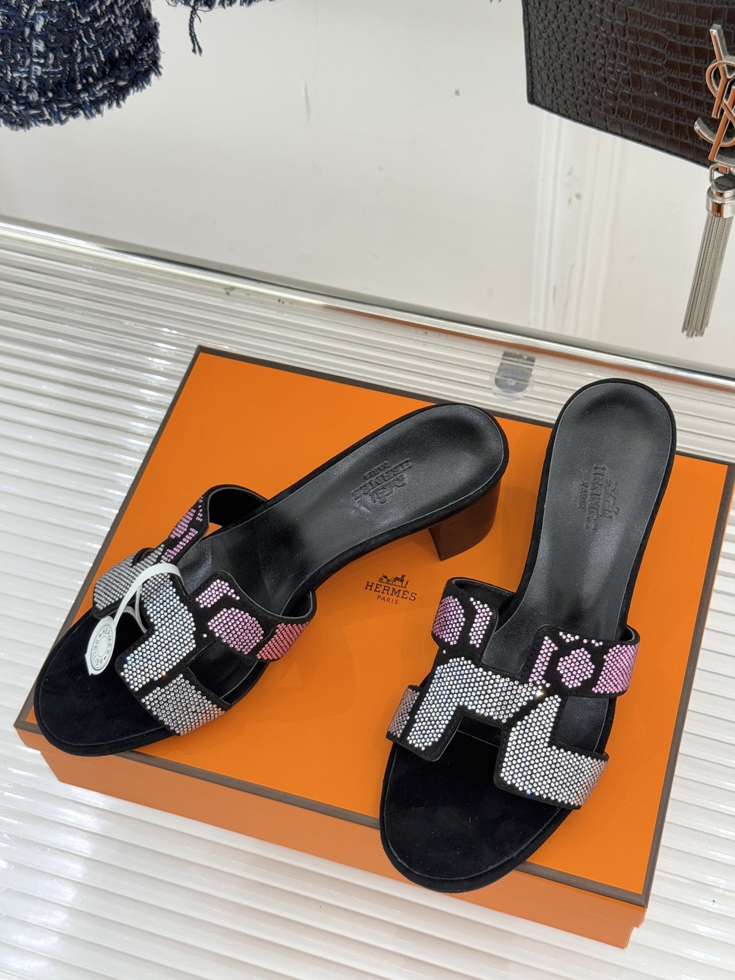 顶版 Hermès/爱马仕万年经典平底粗跟H拖将简约美学与极致工艺完美融合。粗跟设计 赋予你恰到好处的高